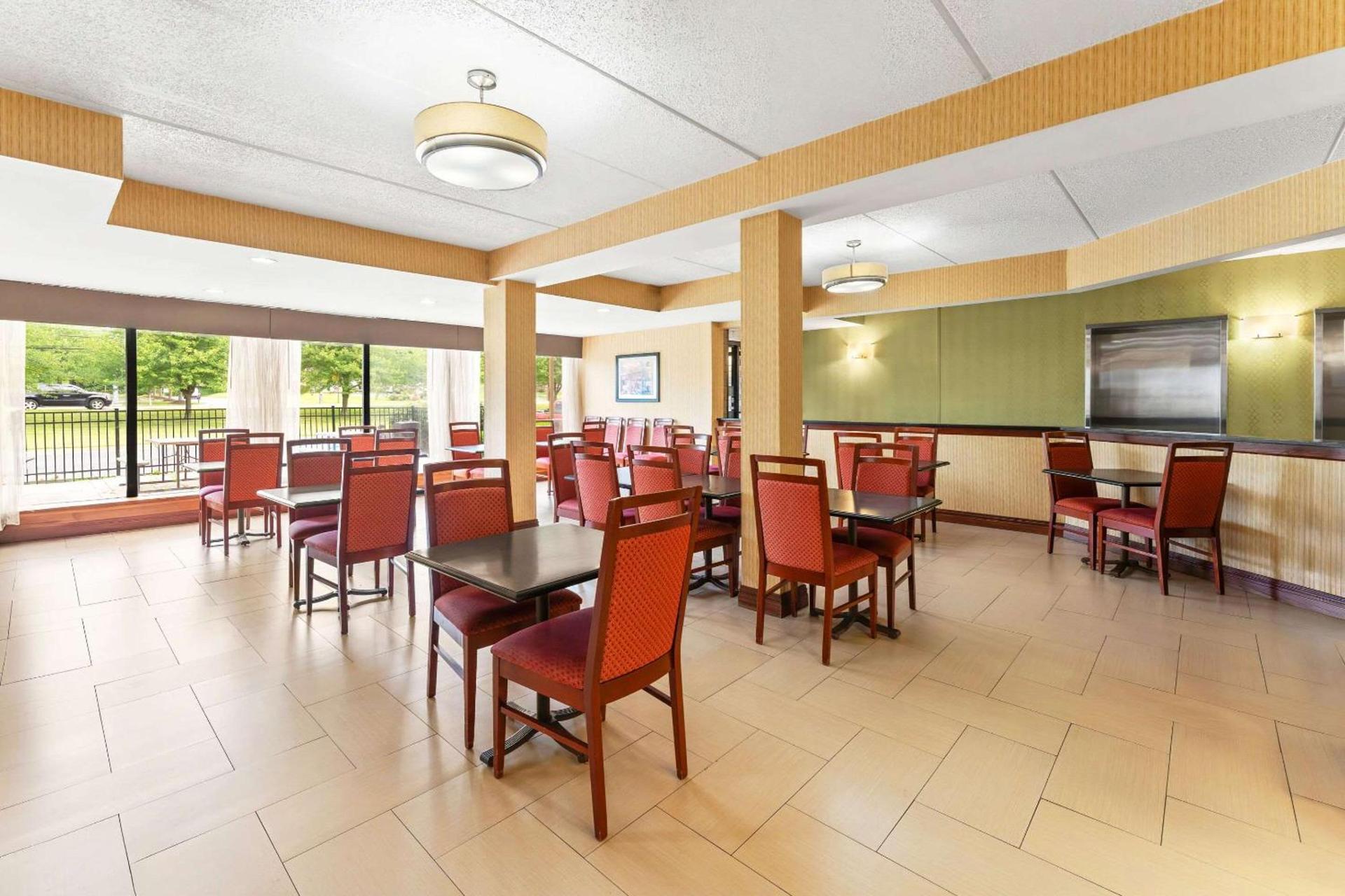 Comfort Inn Lehigh Valley West photo 35