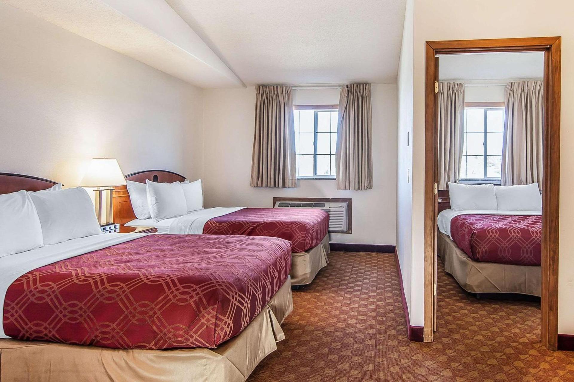 Econo Lodge Inn & Suites Madras photo 12