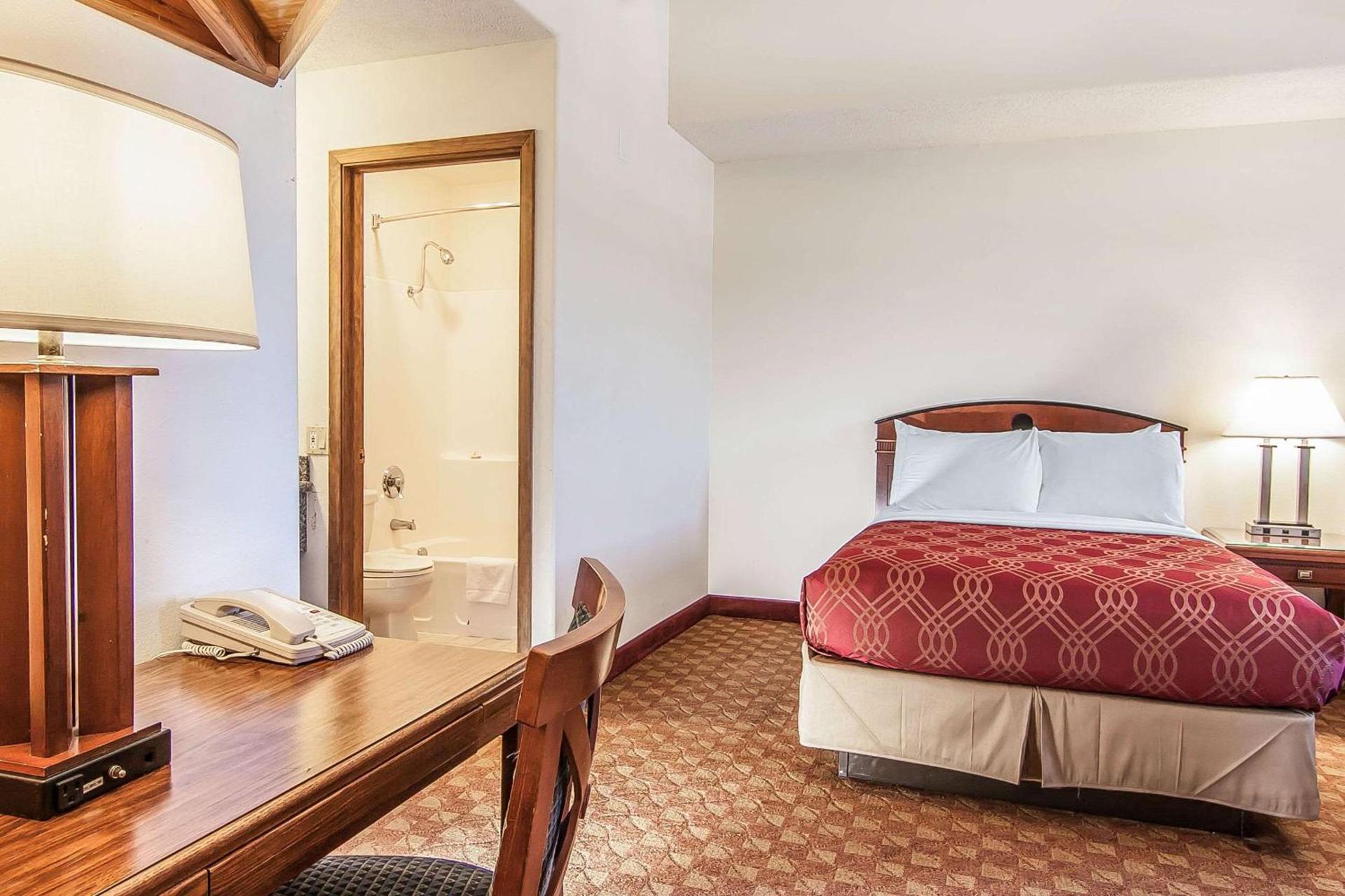 Econo Lodge Inn & Suites Madras photo 16