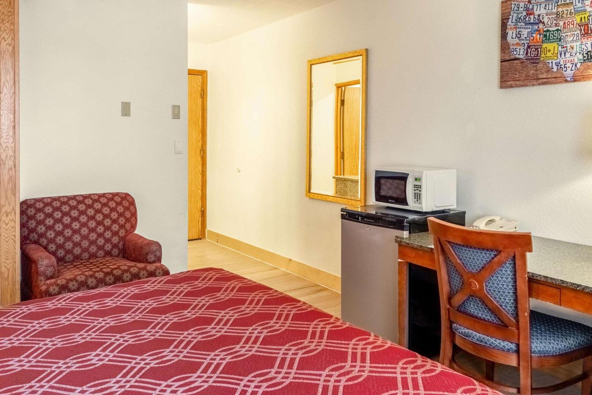 Econo Lodge Inn & Suites Madras photo 21