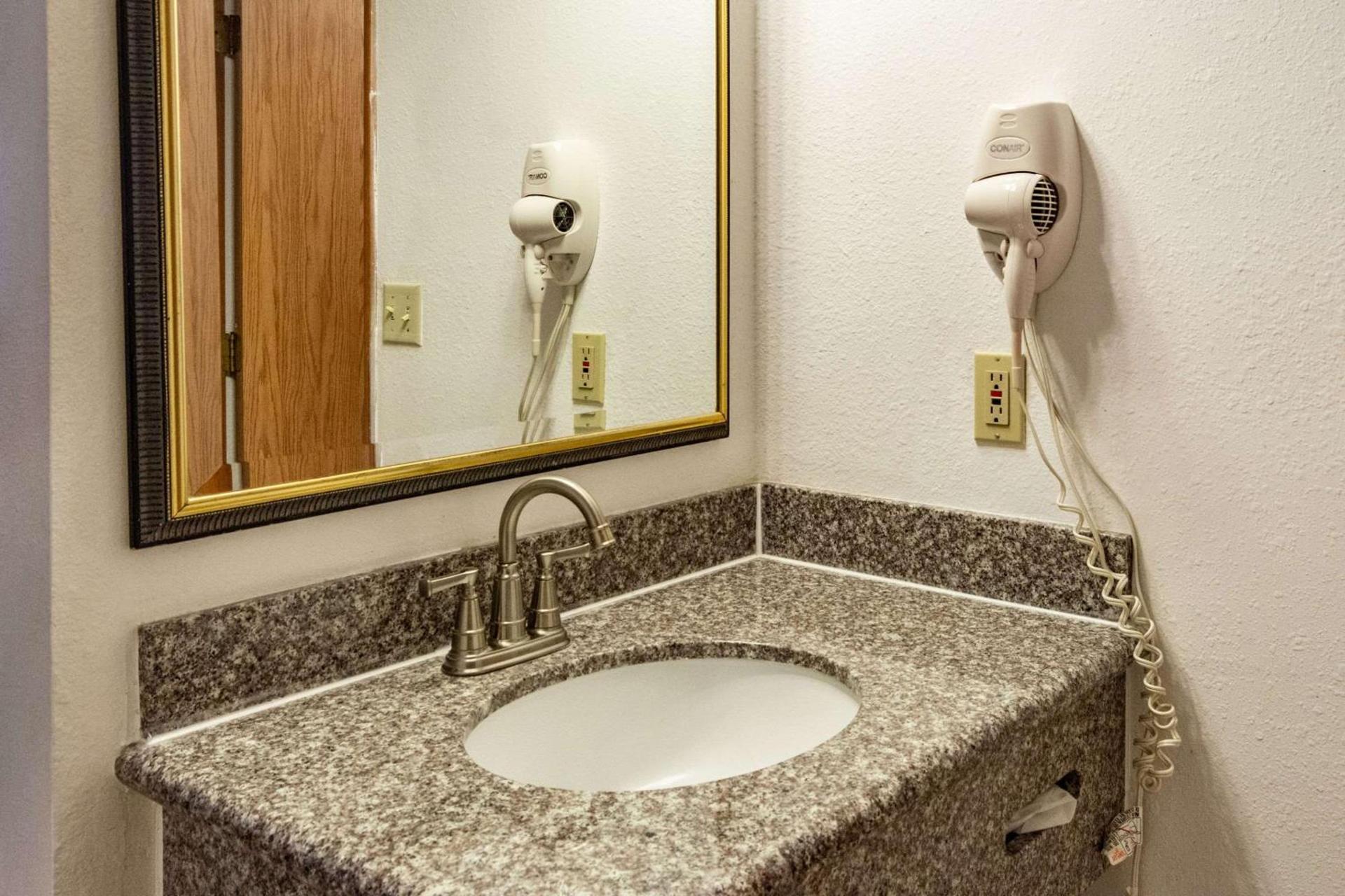 Econo Lodge Inn & Suites Madras photo 23