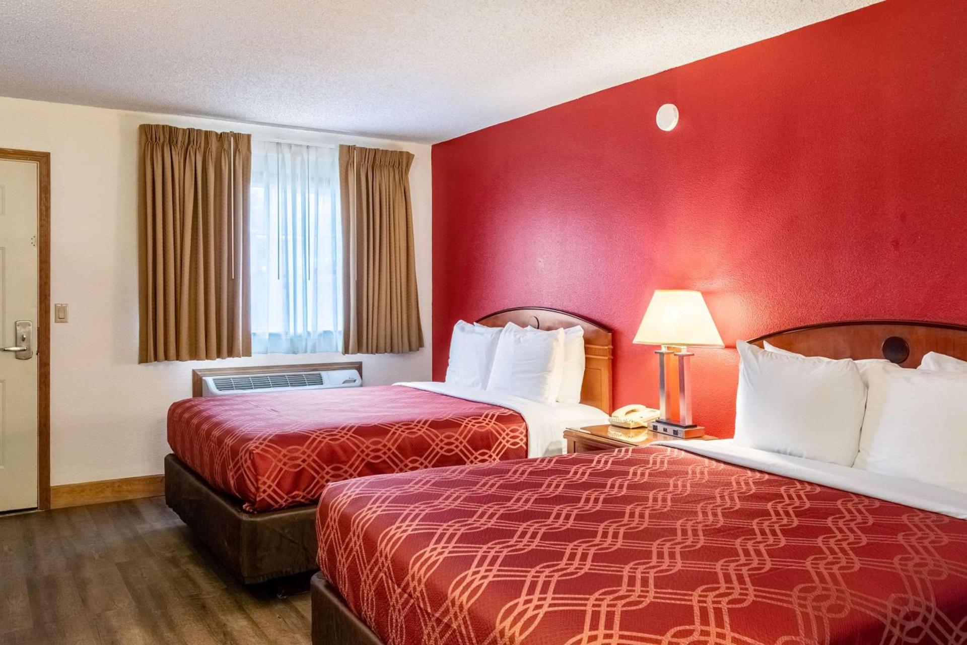 Econo Lodge Inn & Suites Madras photo 25