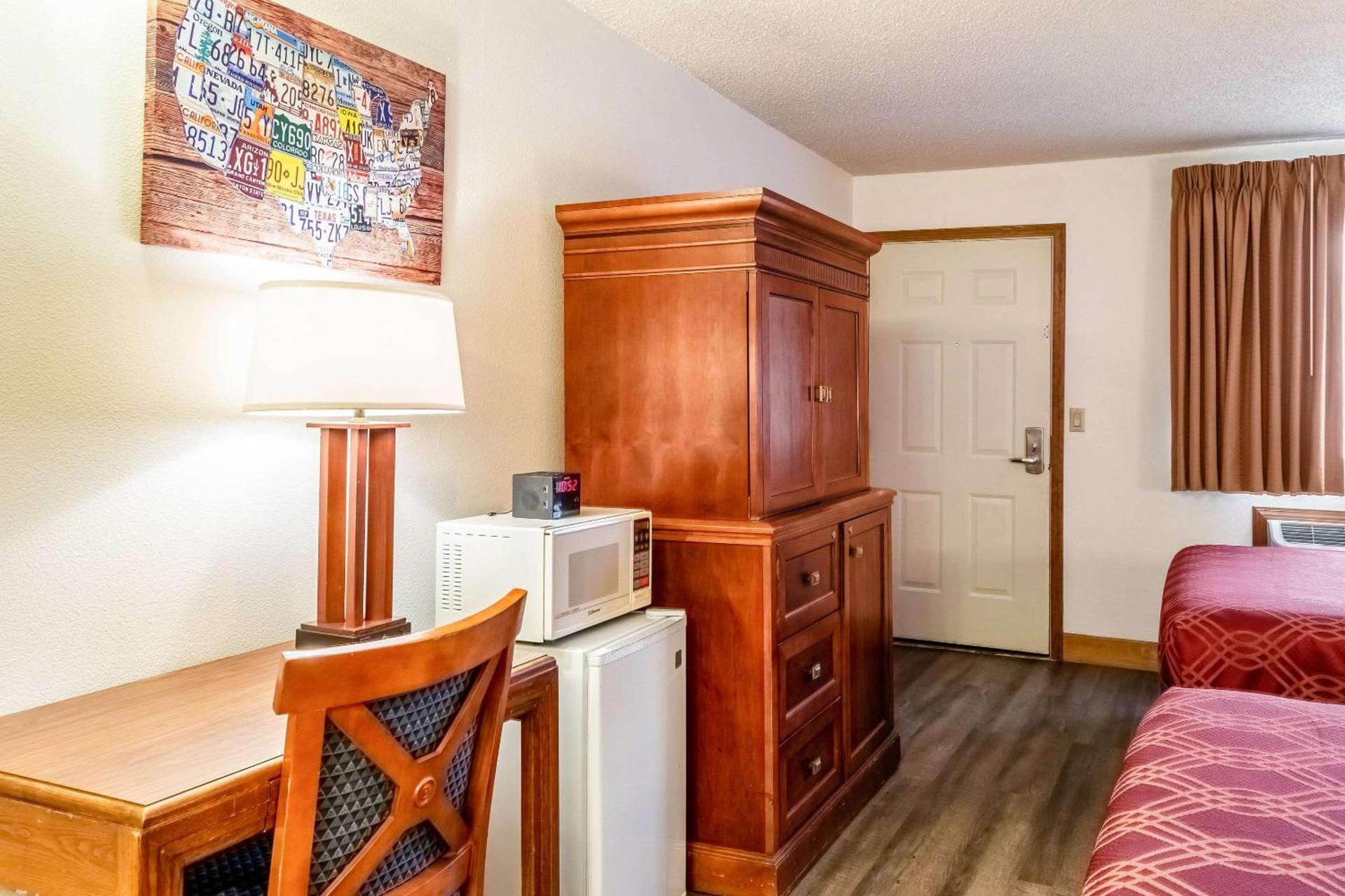 Econo Lodge Inn & Suites Madras photo 26