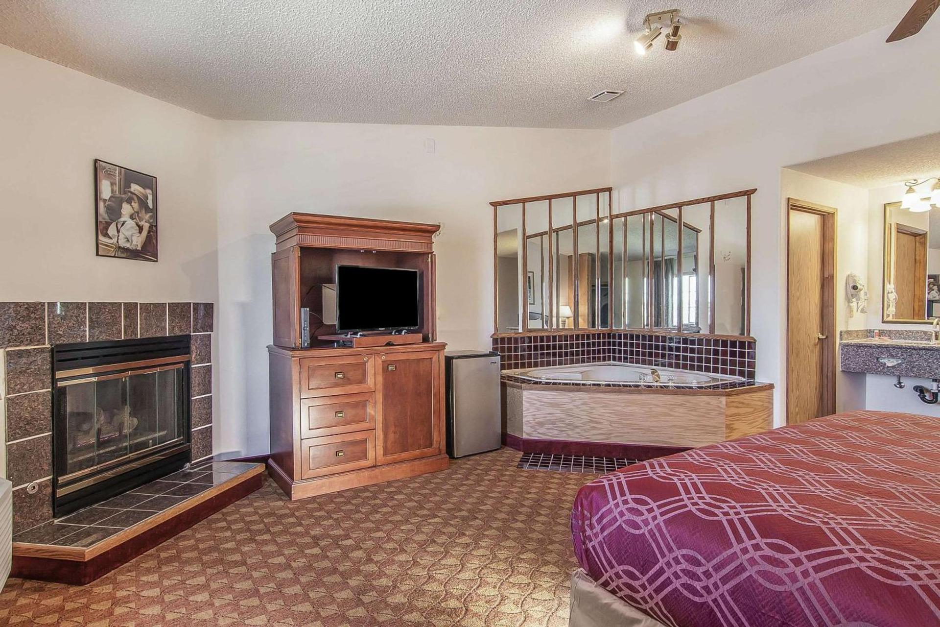 Econo Lodge Inn & Suites Madras photo 32