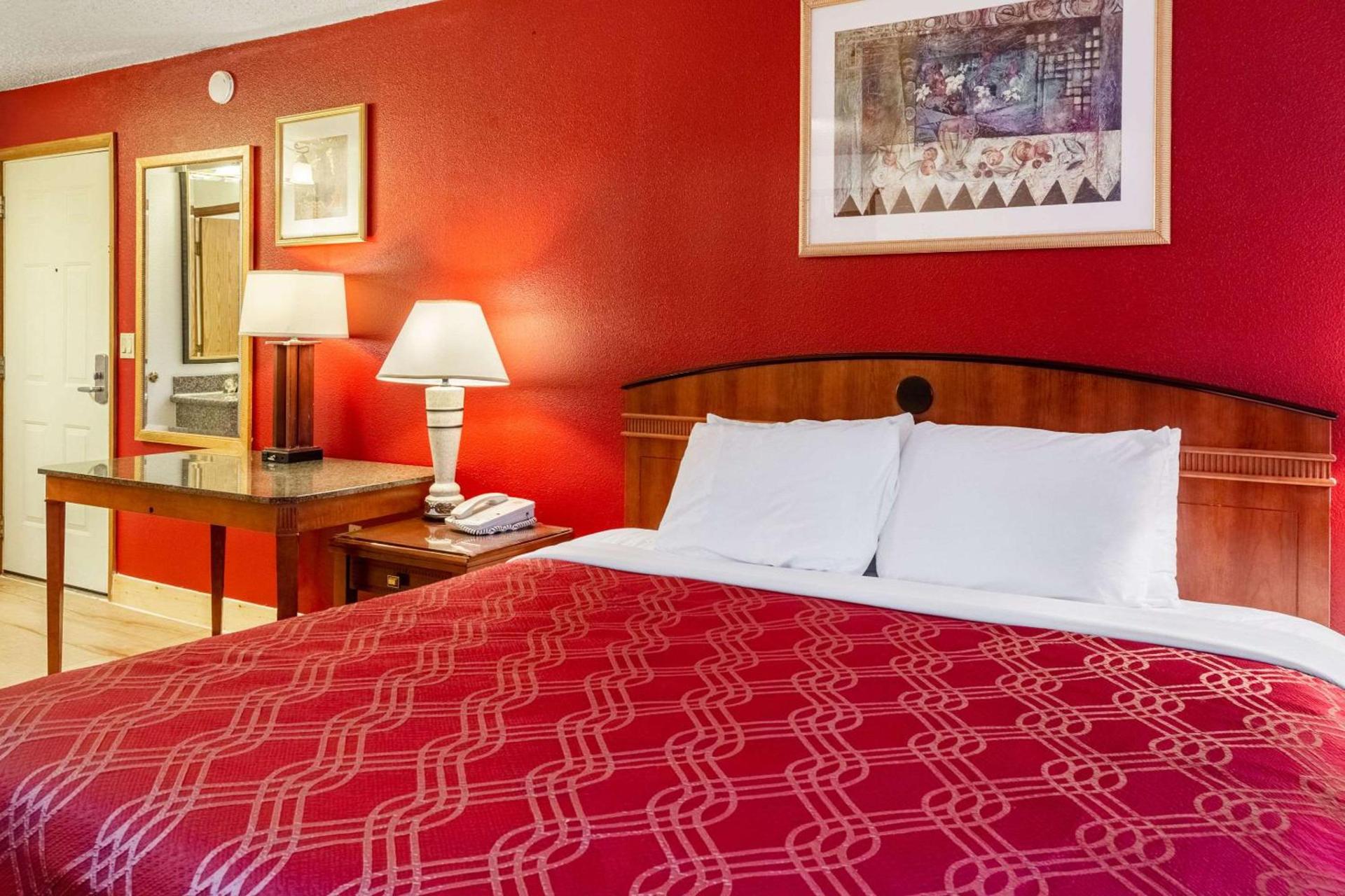 Econo Lodge Inn & Suites Madras photo 35