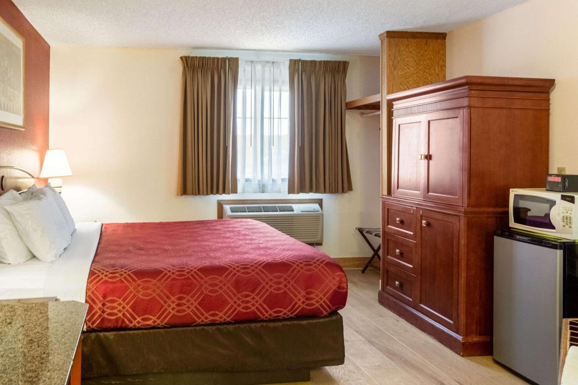 Econo Lodge Inn & Suites Madras photo 33