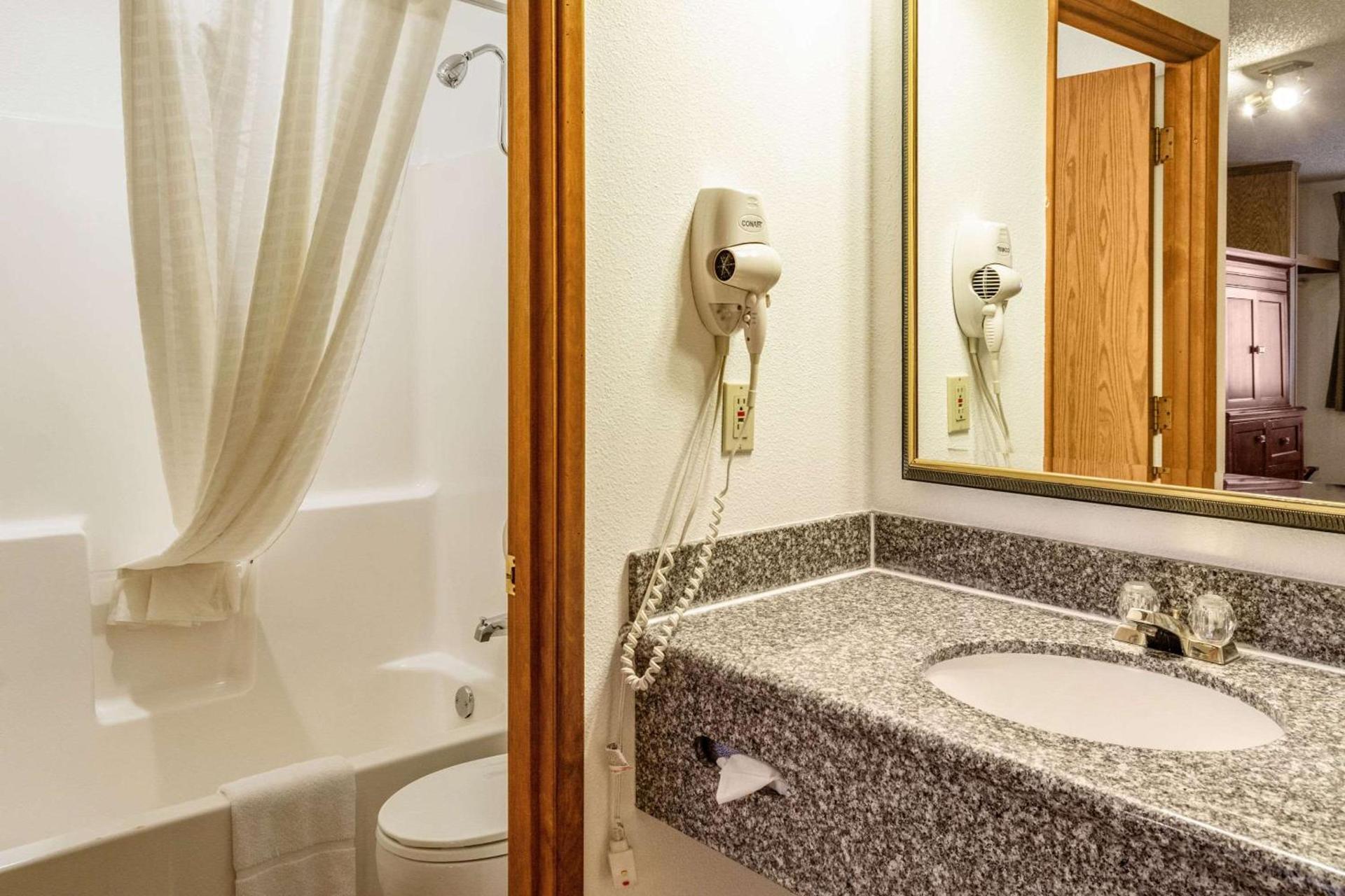 Econo Lodge Inn & Suites Madras photo 36