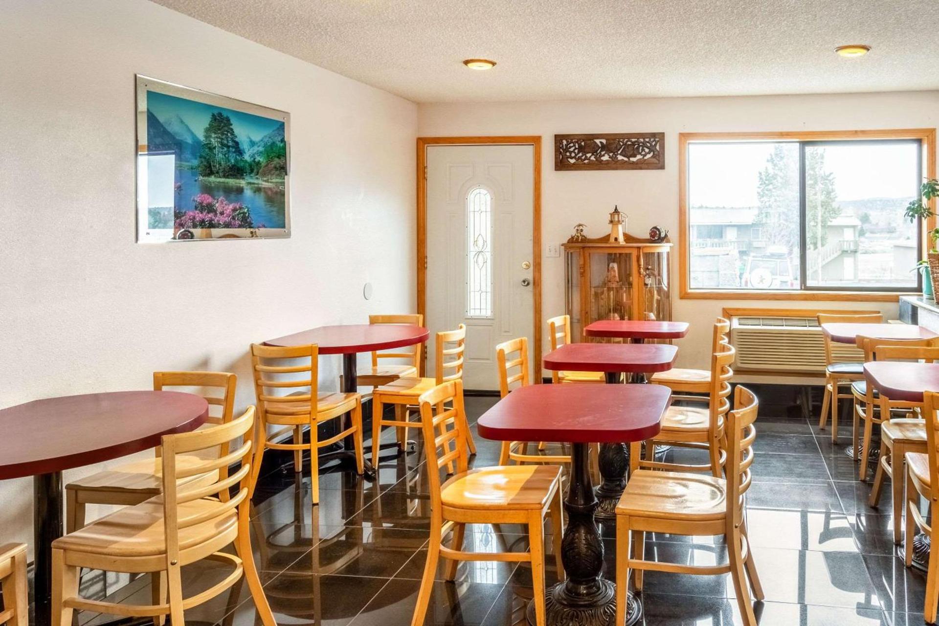 Econo Lodge Inn & Suites Madras photo 39