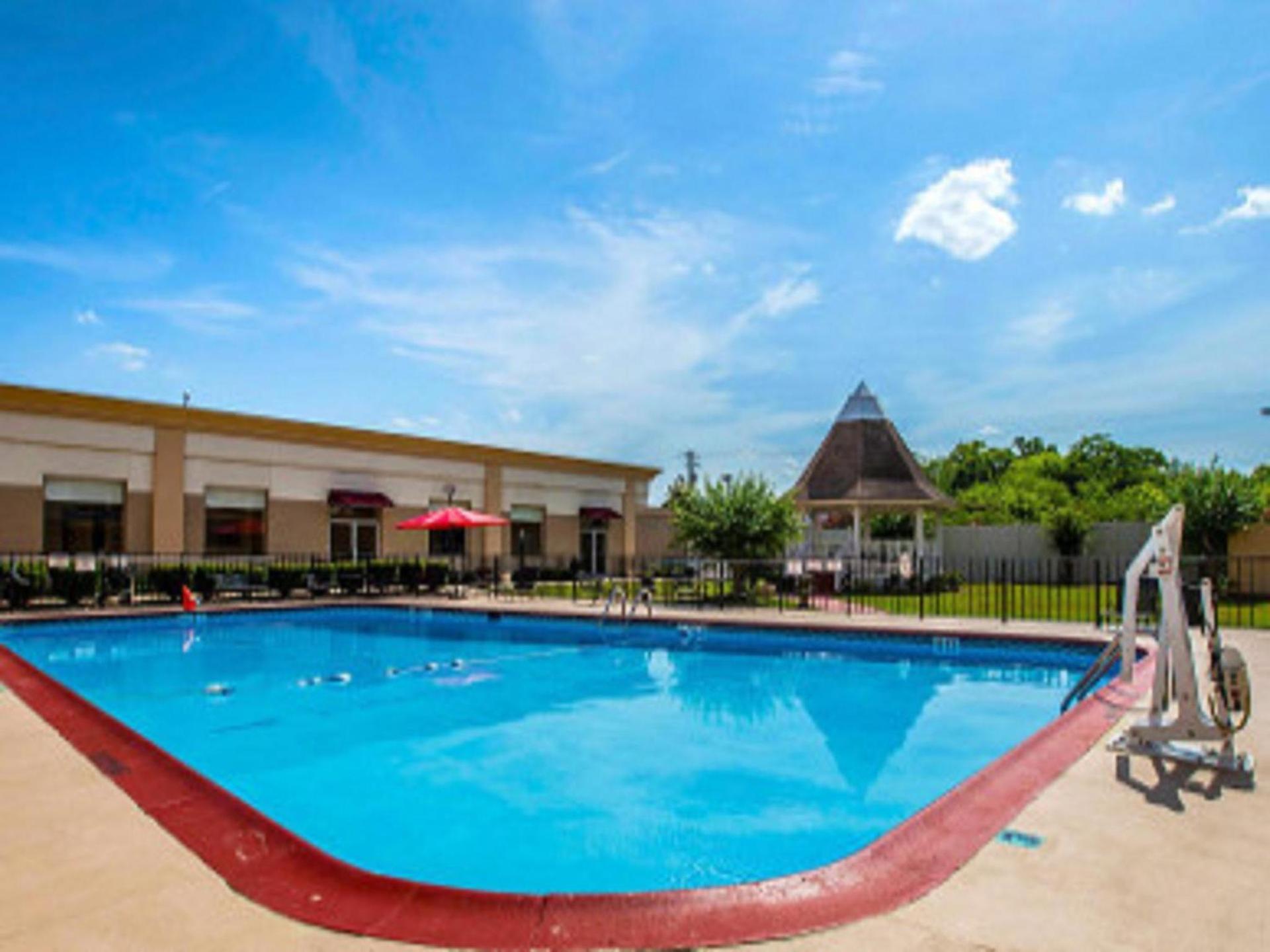 Ramada by Wyndham Birmingham Airport photo 2