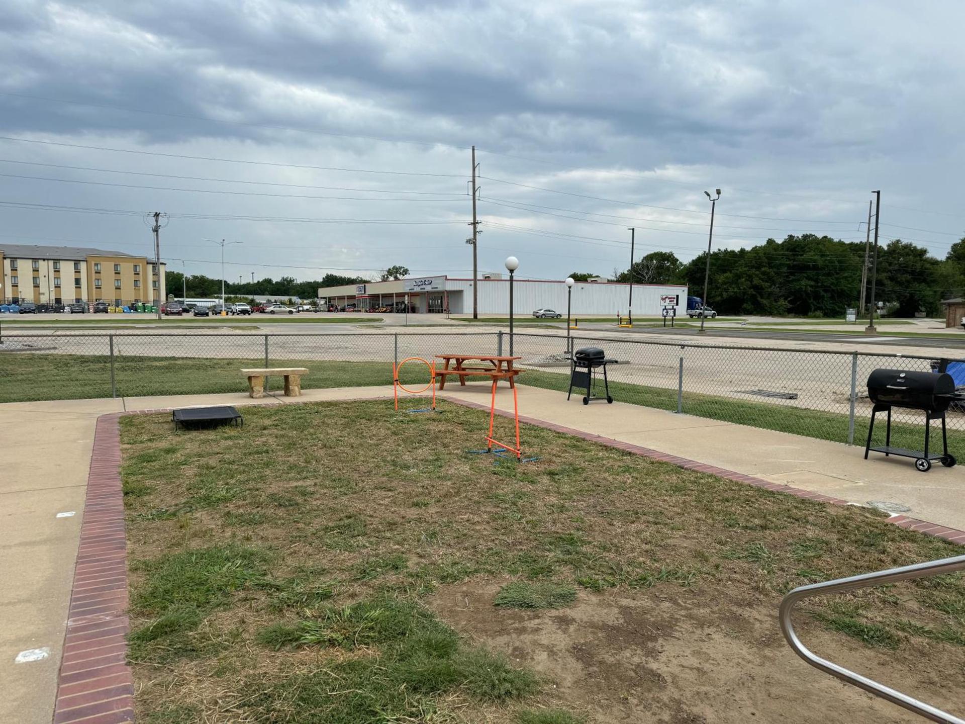 Super 8 by Wyndham Independence KS photo 42