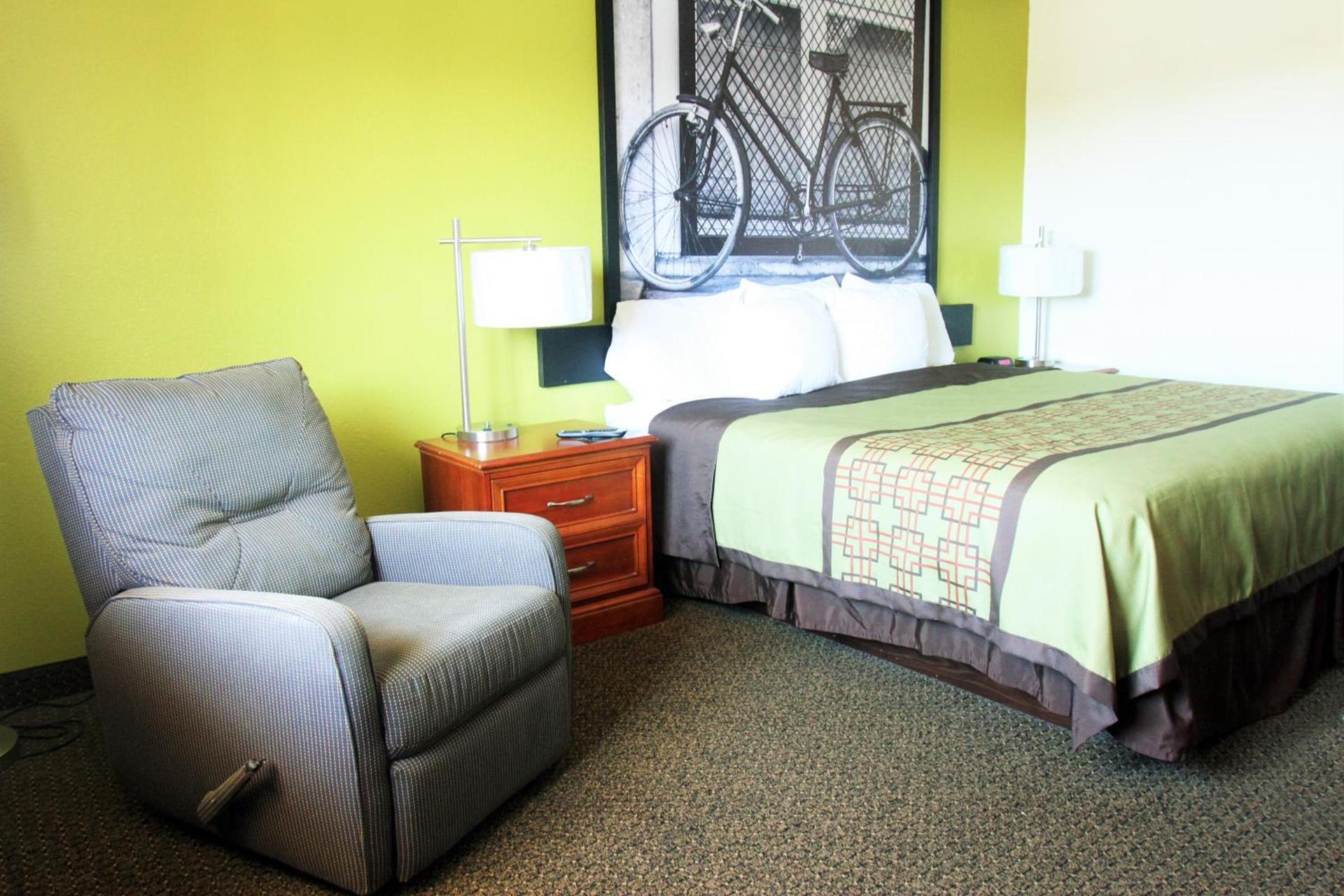 Super 8 by Wyndham South Boston VA photo 37