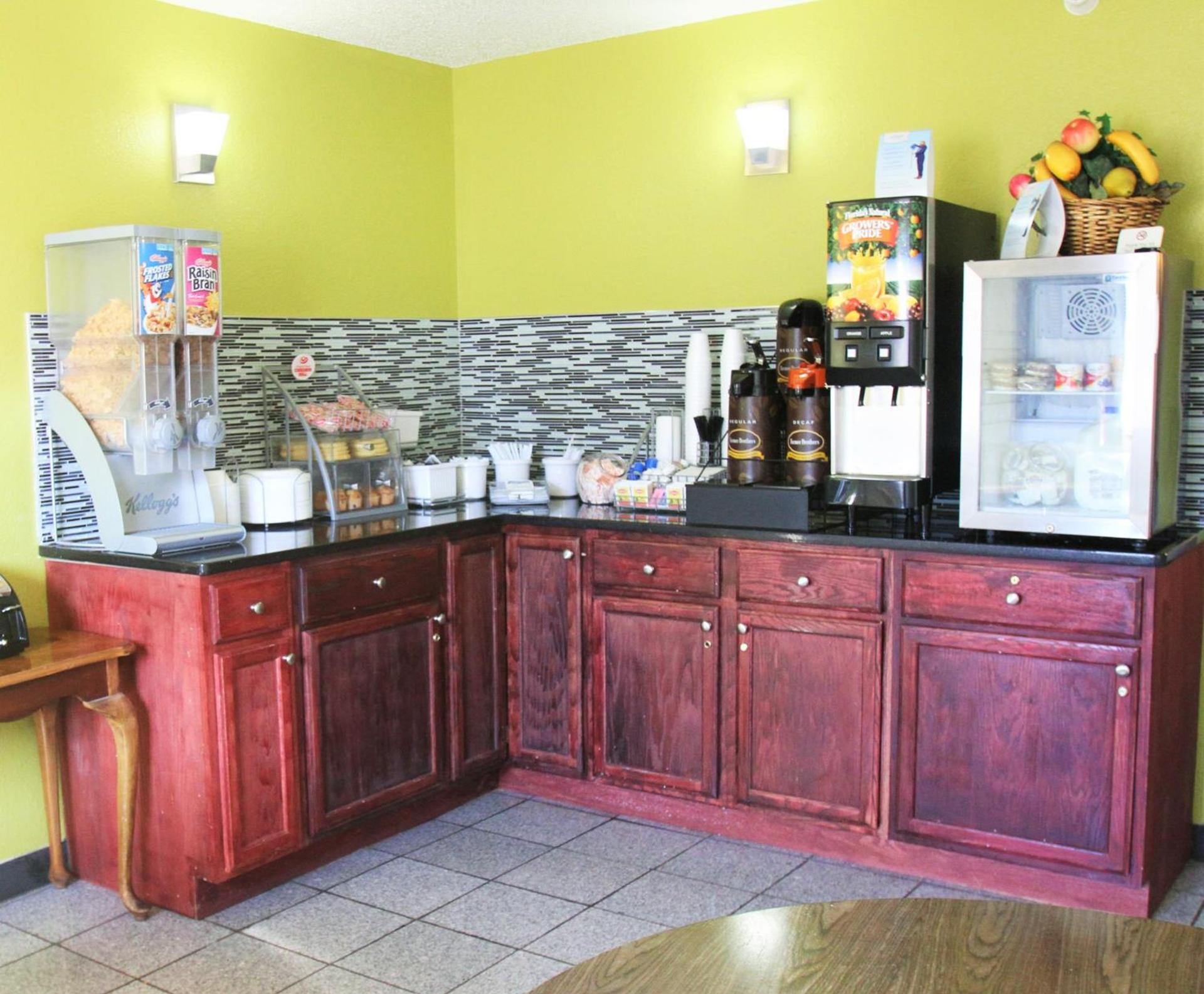 Super 8 by Wyndham South Boston VA photo 28
