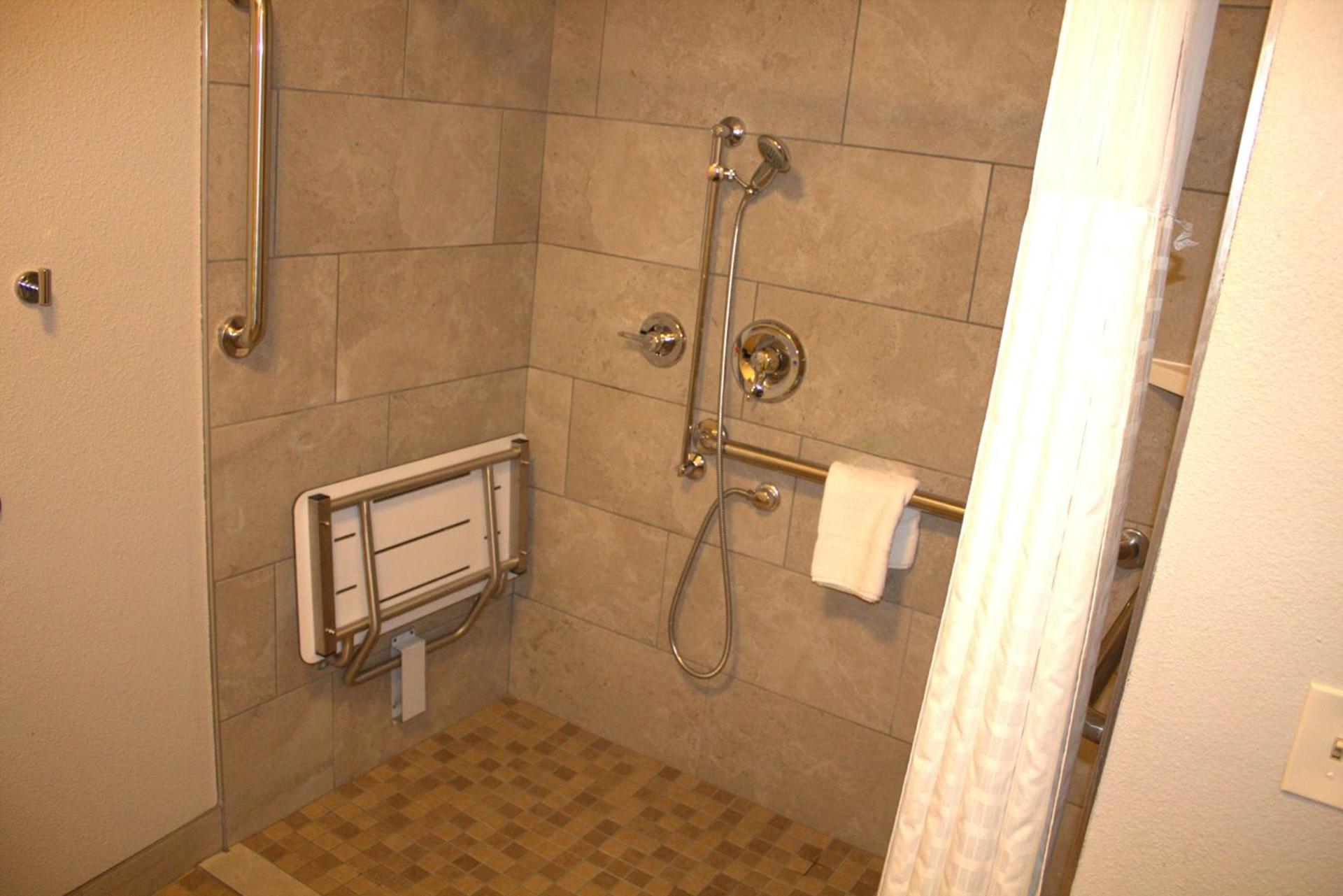 Clarion Pointe Statesville photo 31