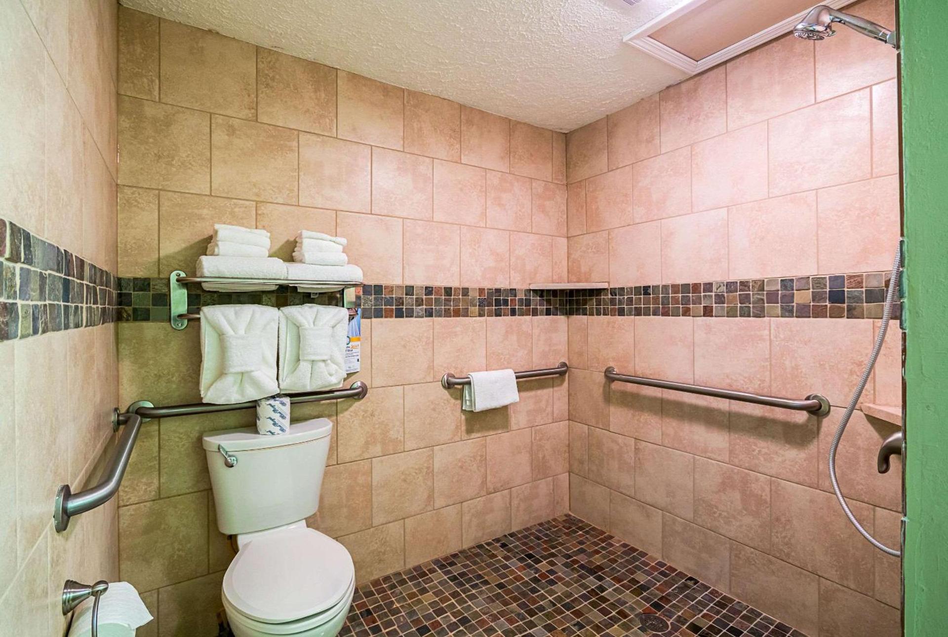 Quality Inn Weston photo 12
