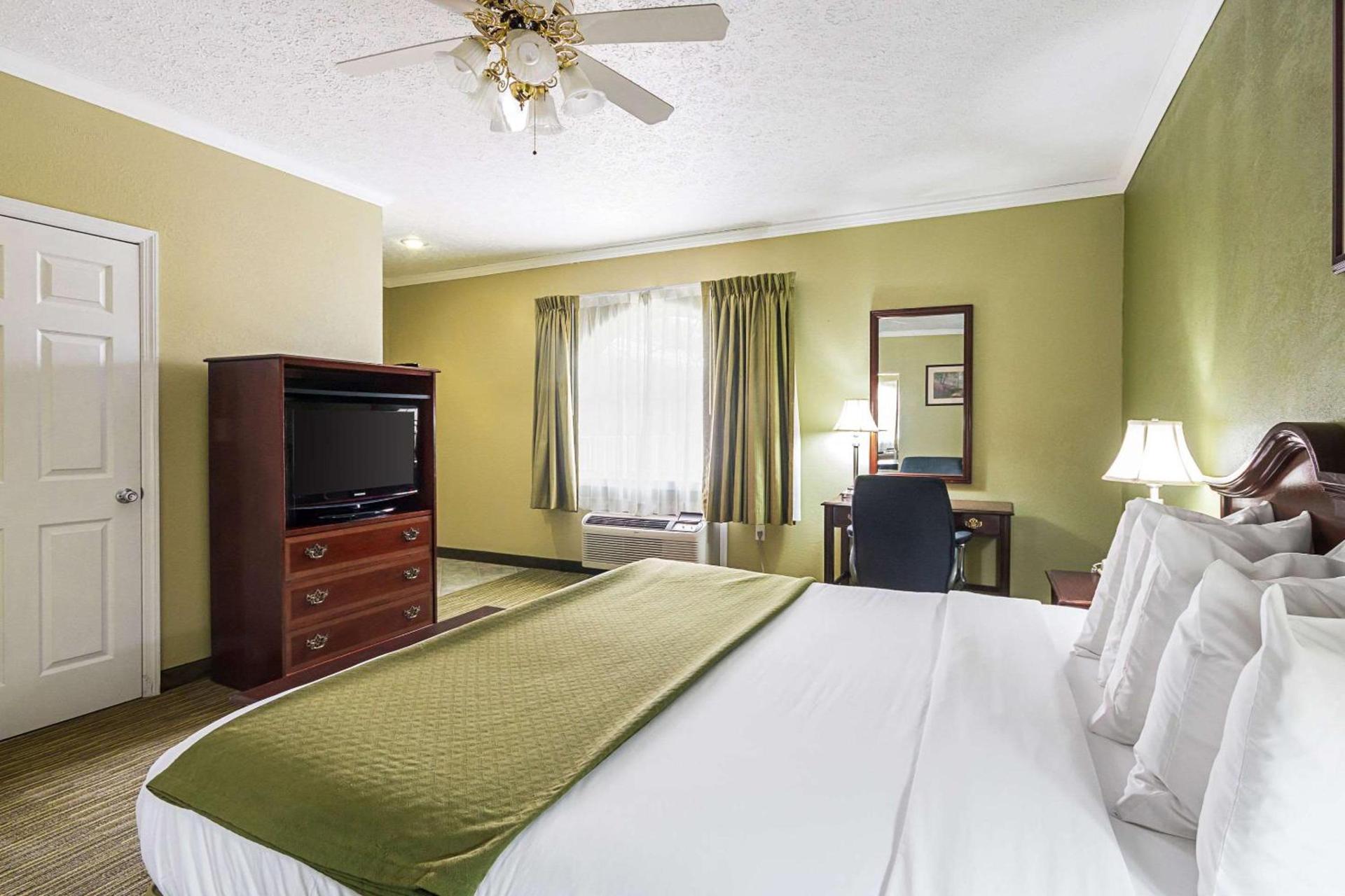Quality Inn Weston photo 18