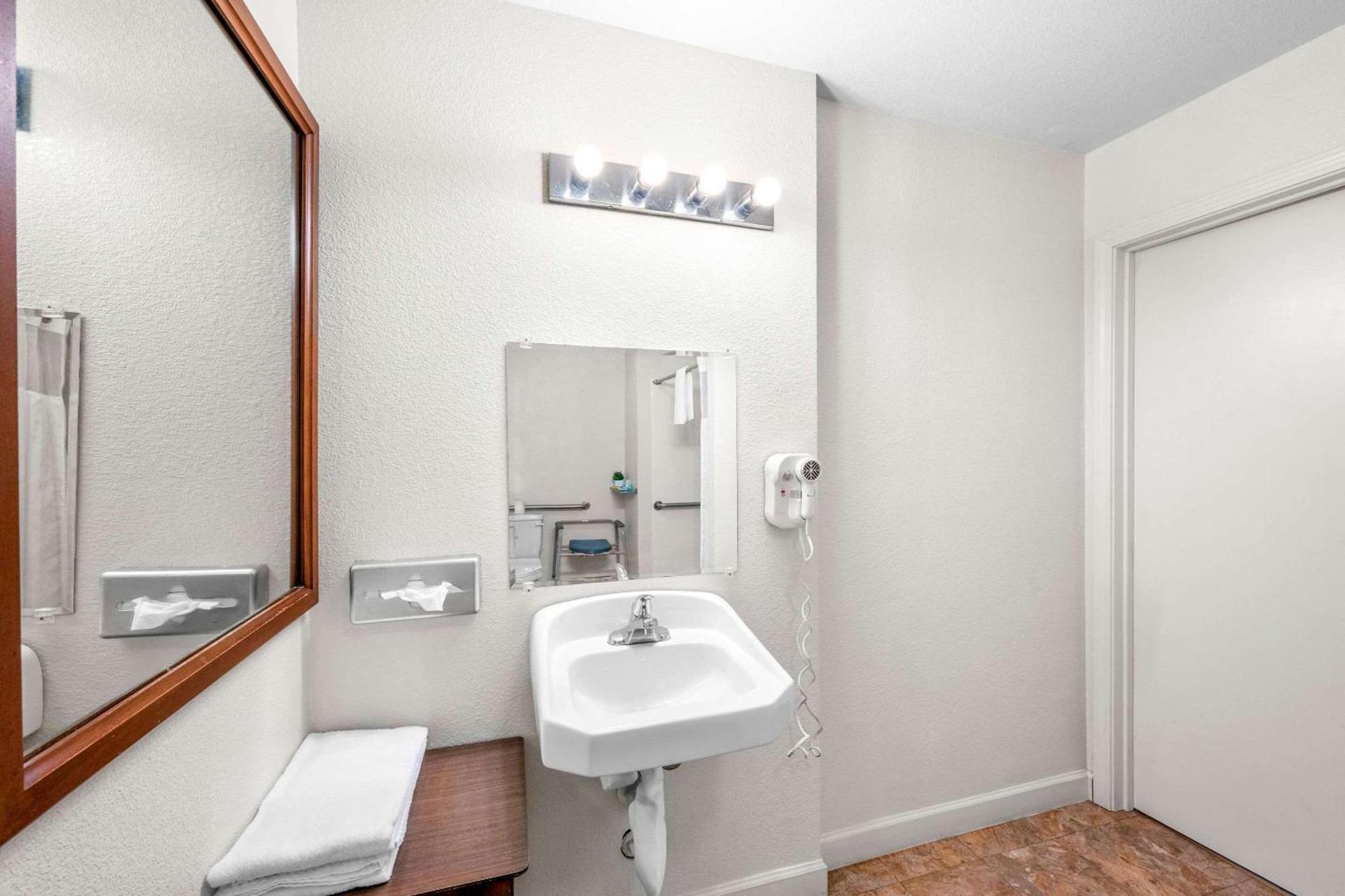 Quality Inn & Suites Jackson photo 24