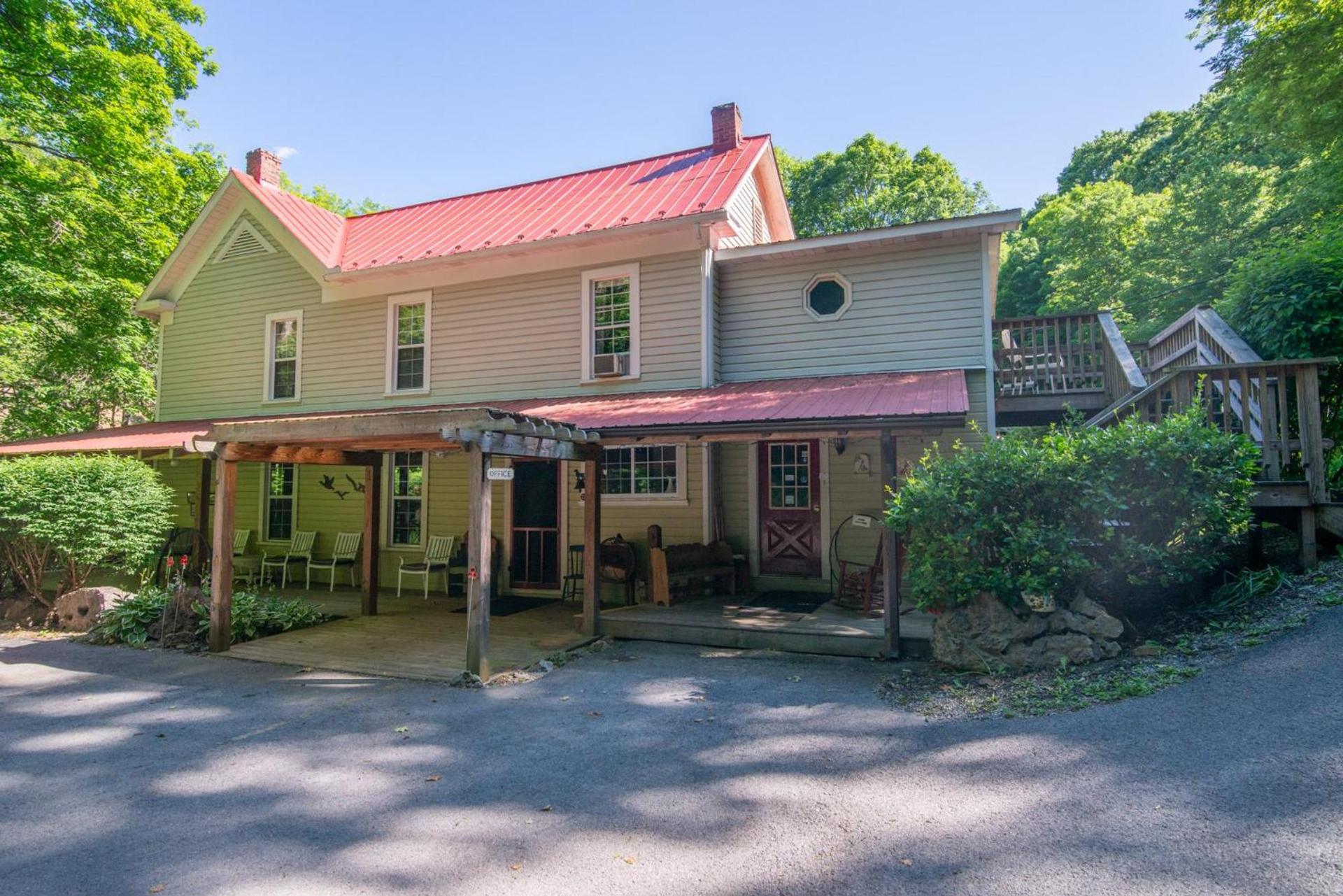 Moore House Inn & Cabins photo 5