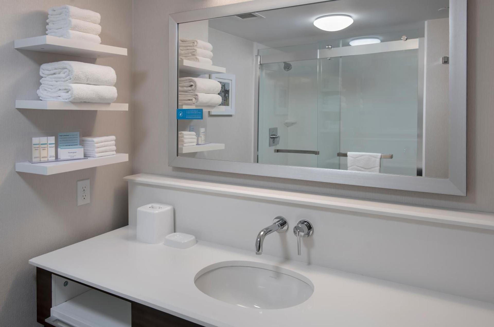 Hampton Inn Boston Logan Airport photo 20