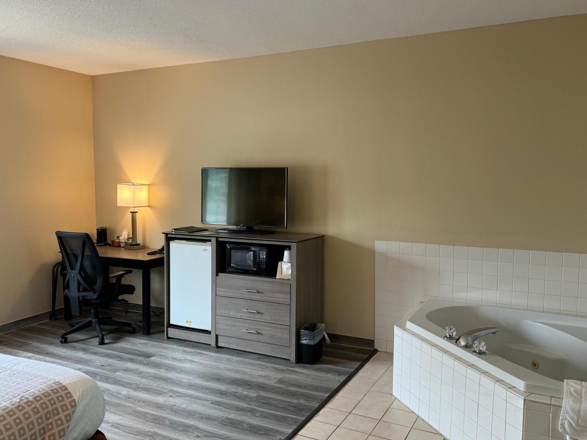 Super 8 by Wyndham Mason City photo 25
