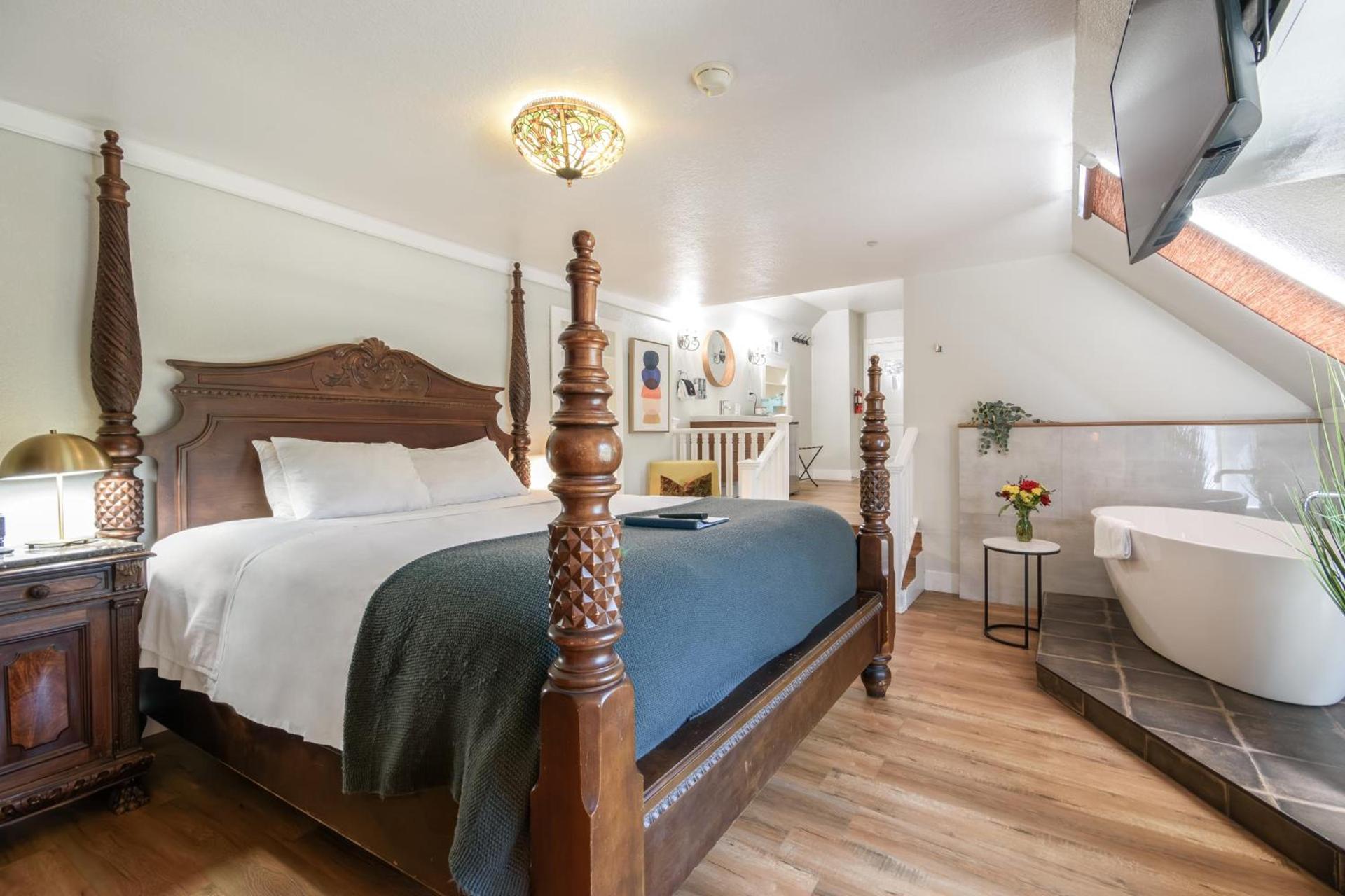 Cedar Gables Inn photo 4