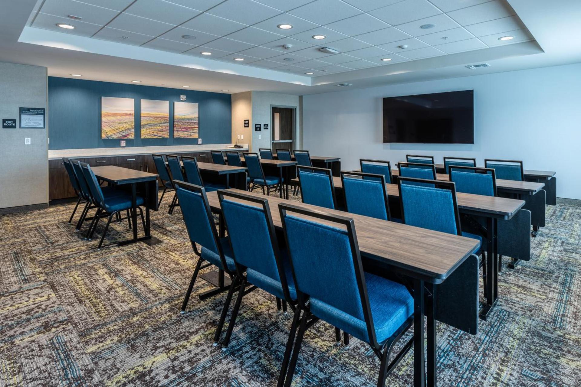 Hampton Inn & Suites Bakersfield Central photo 39