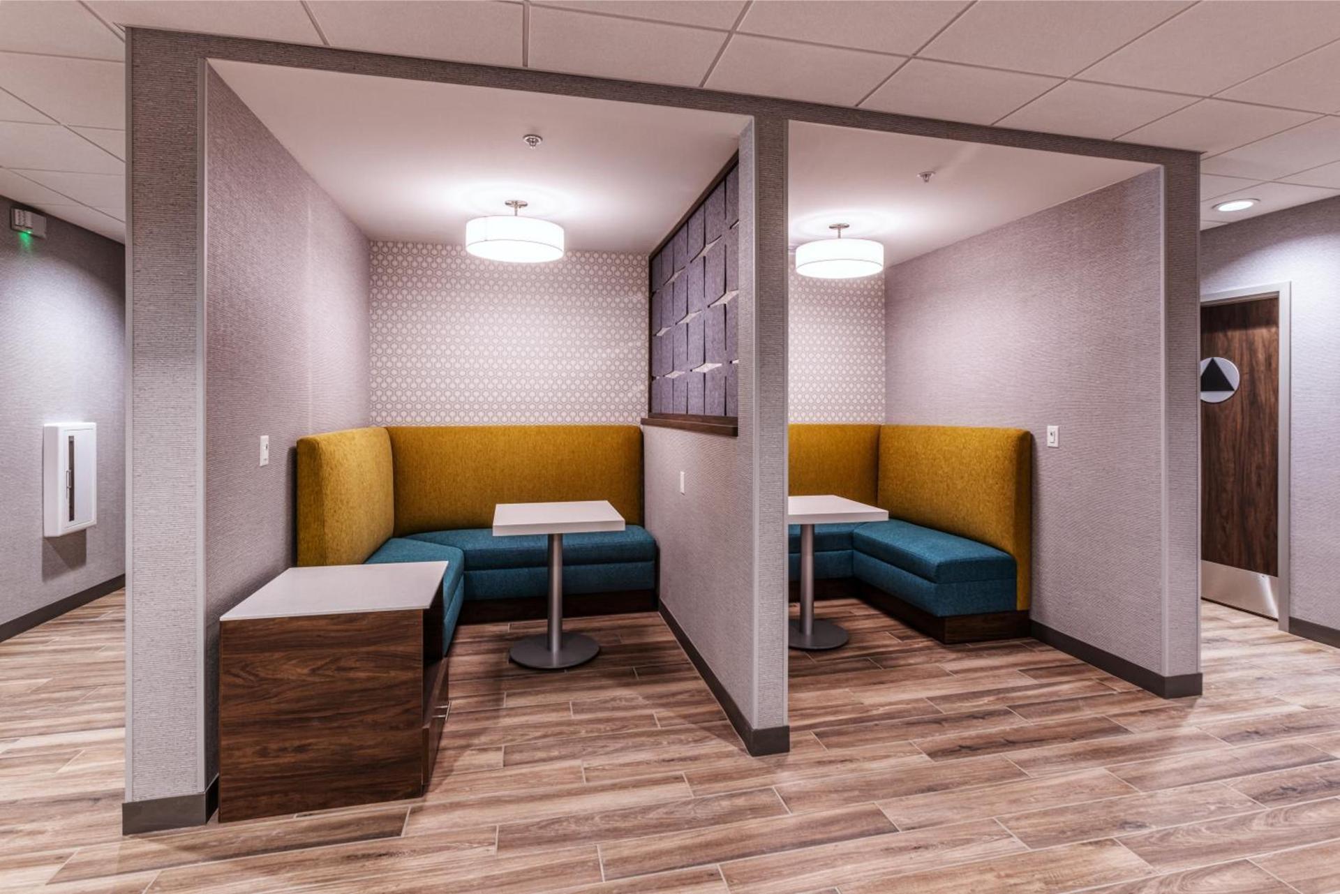 Hampton Inn & Suites Bakersfield Central photo 38