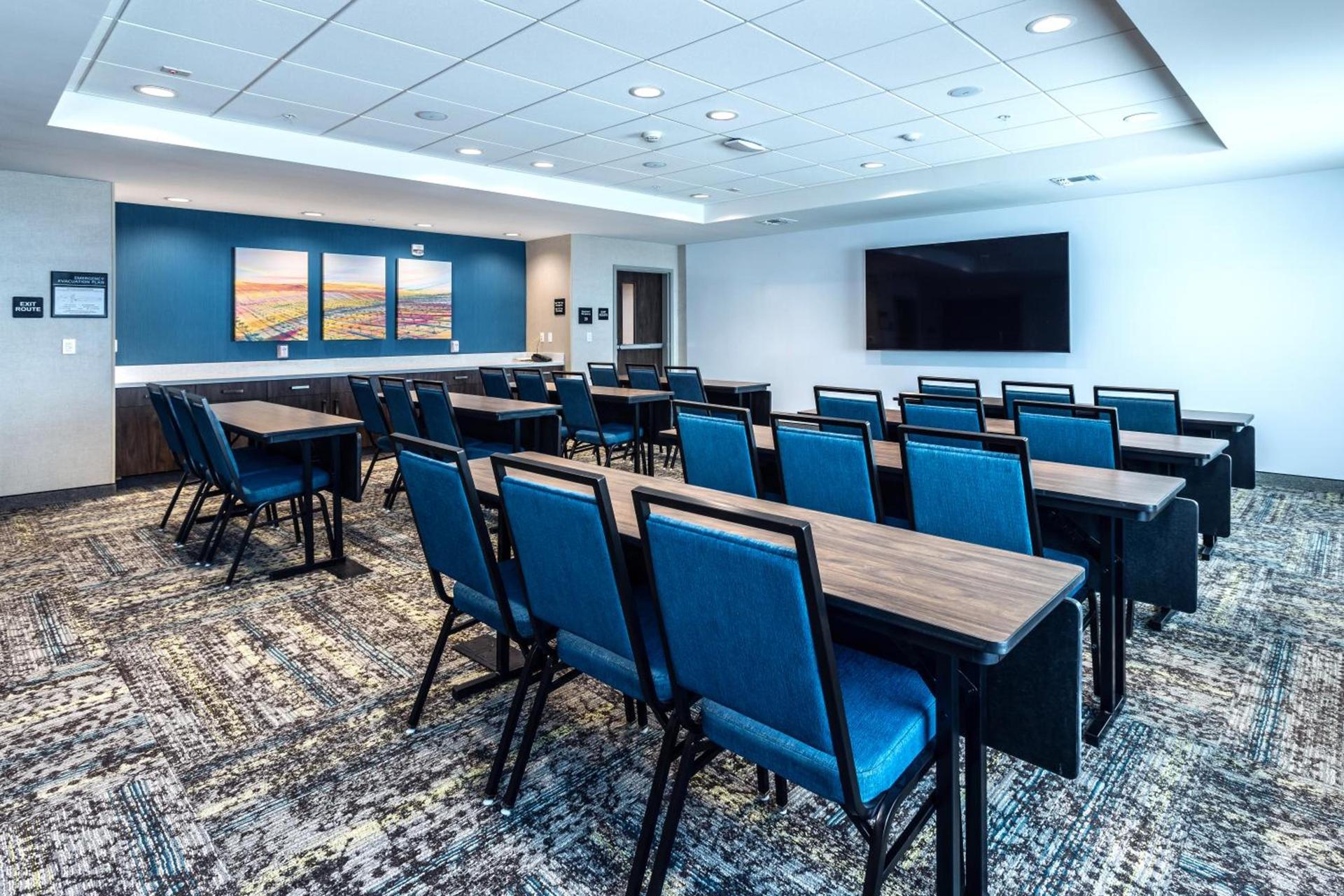 Hampton Inn & Suites Bakersfield Central photo 41