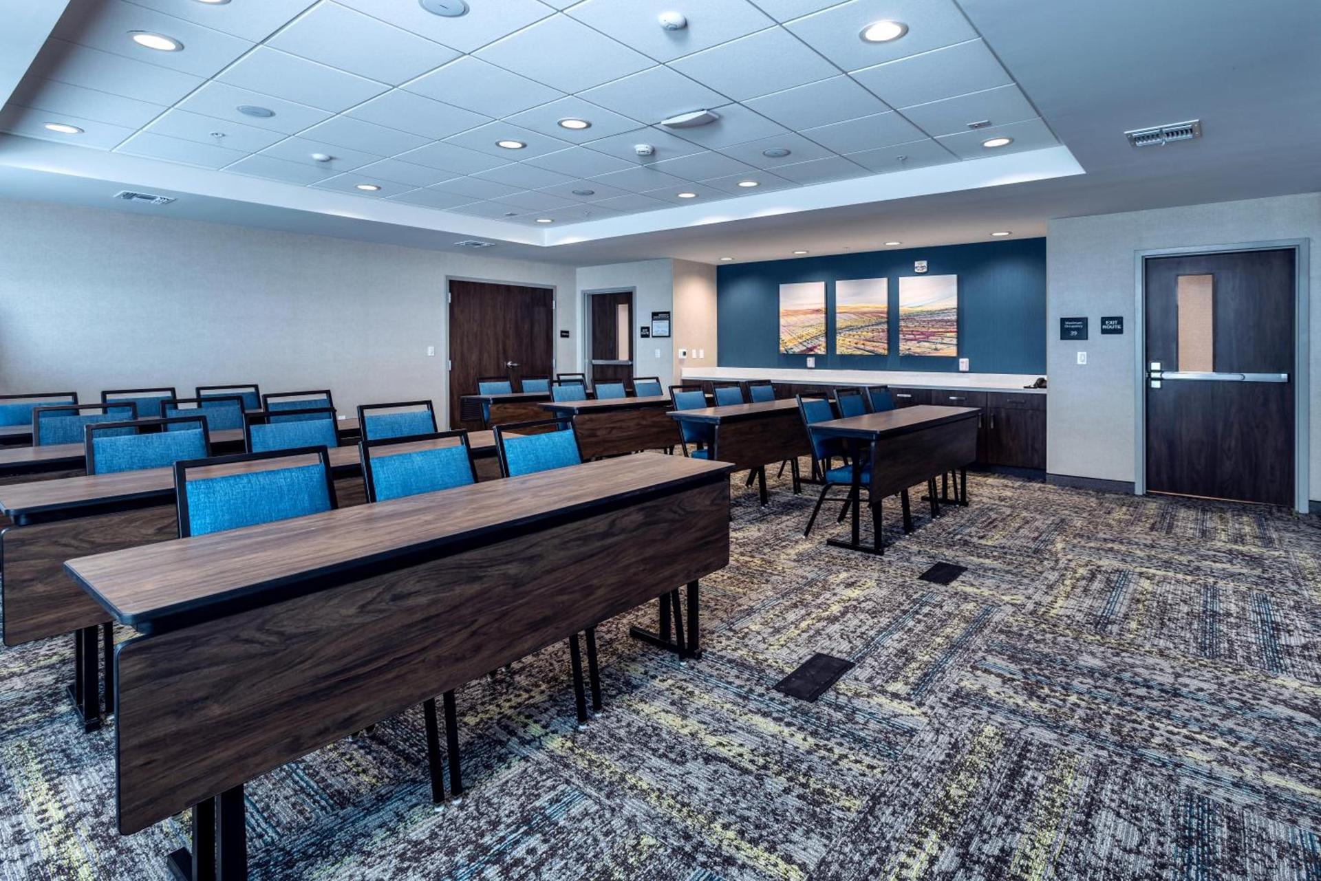 Hampton Inn & Suites Bakersfield Central photo 40