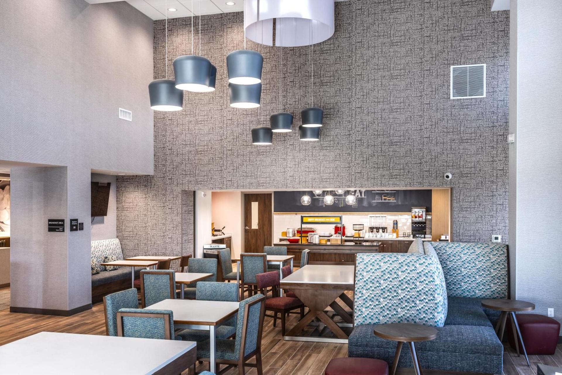 Hampton Inn & Suites Bakersfield Central photo 42