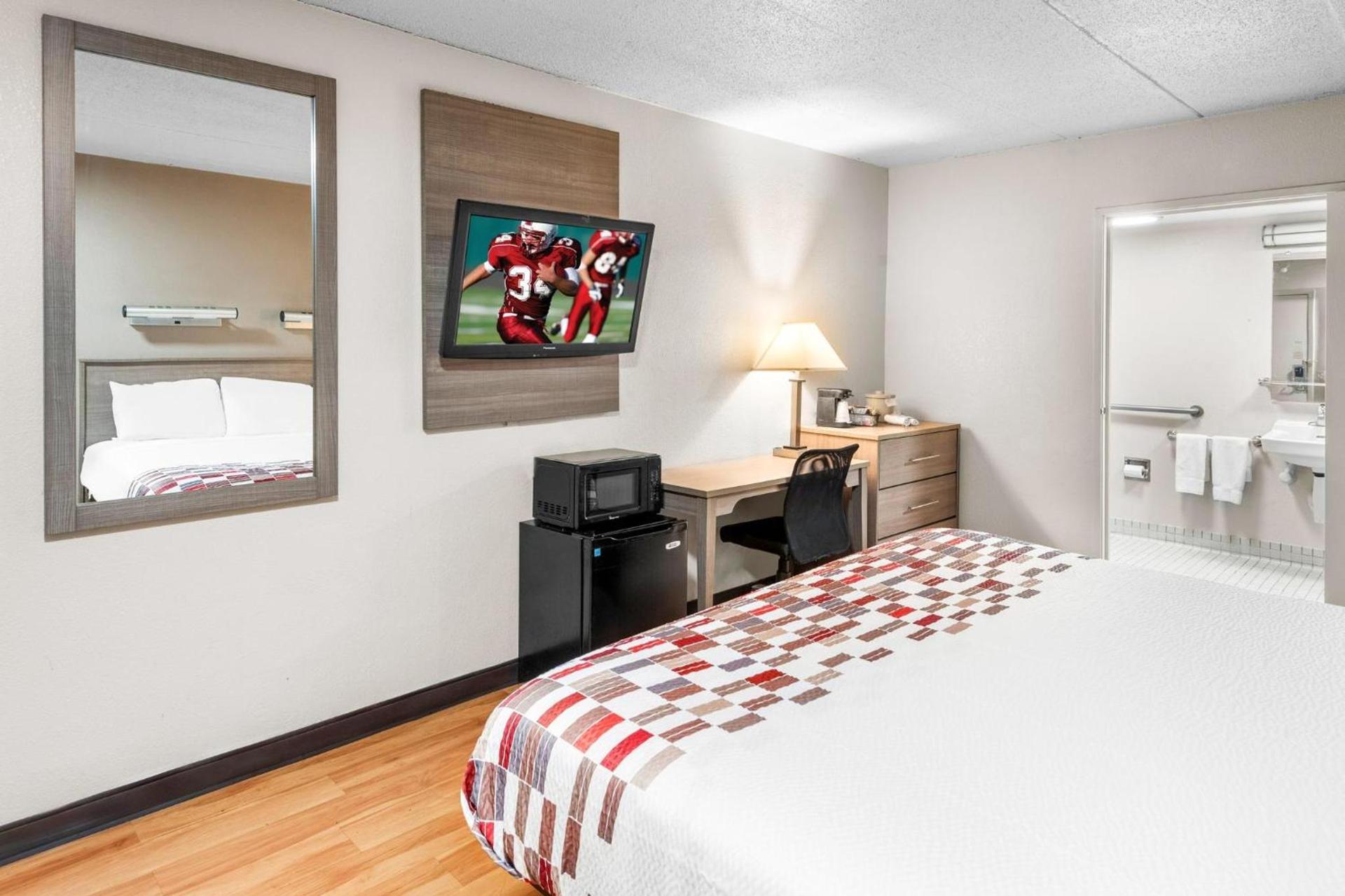 Red Roof Inn Indianapolis North - College Park photo 16