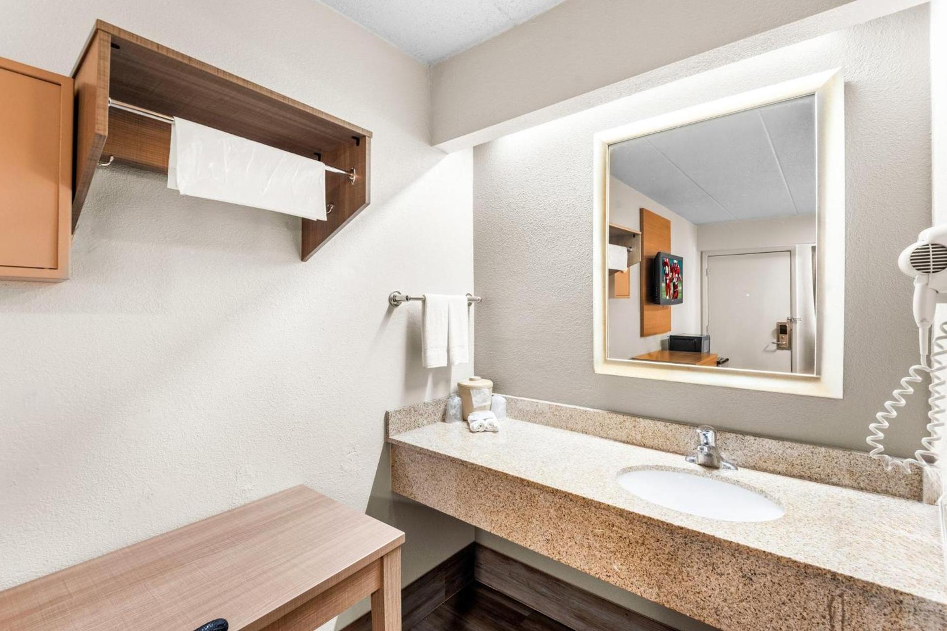 Red Roof Inn Indianapolis North - College Park photo 26
