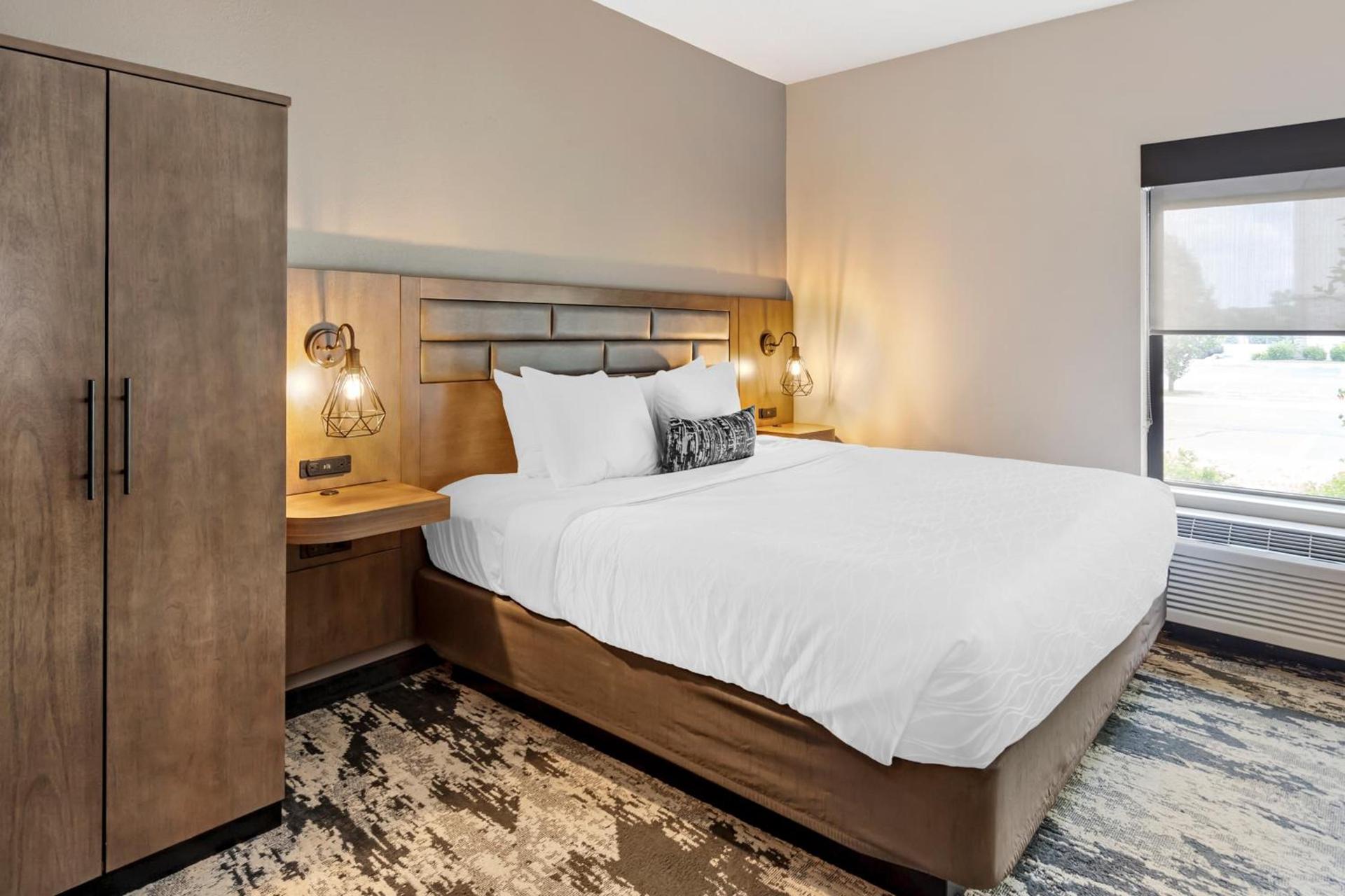 Best Western Plus Bourbonnais Hotel & Suites photo 31
