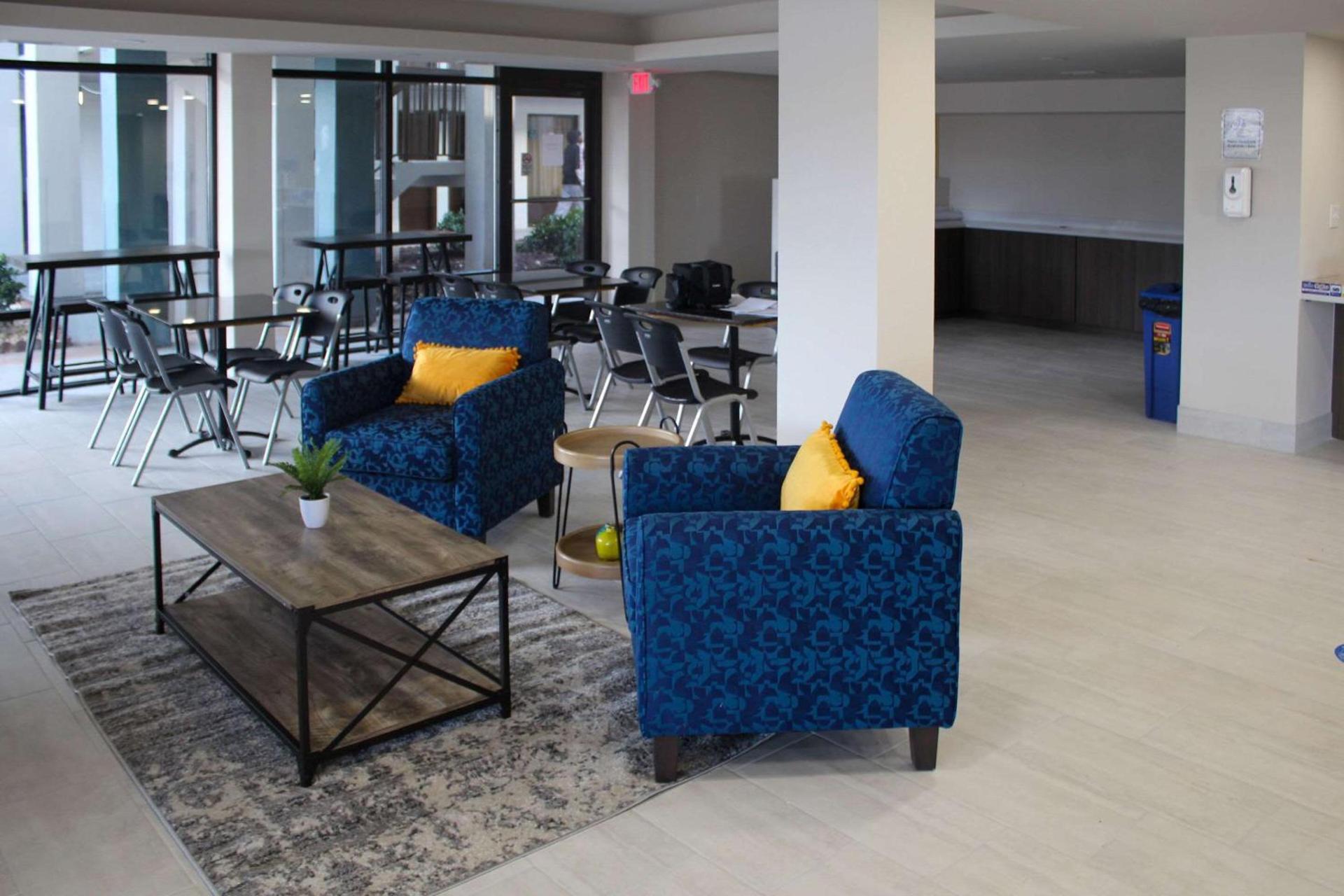 Clarion Pointe Statesville photo 2