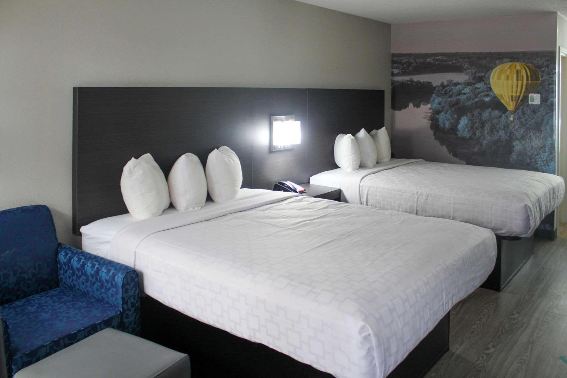 Clarion Pointe Statesville photo 4