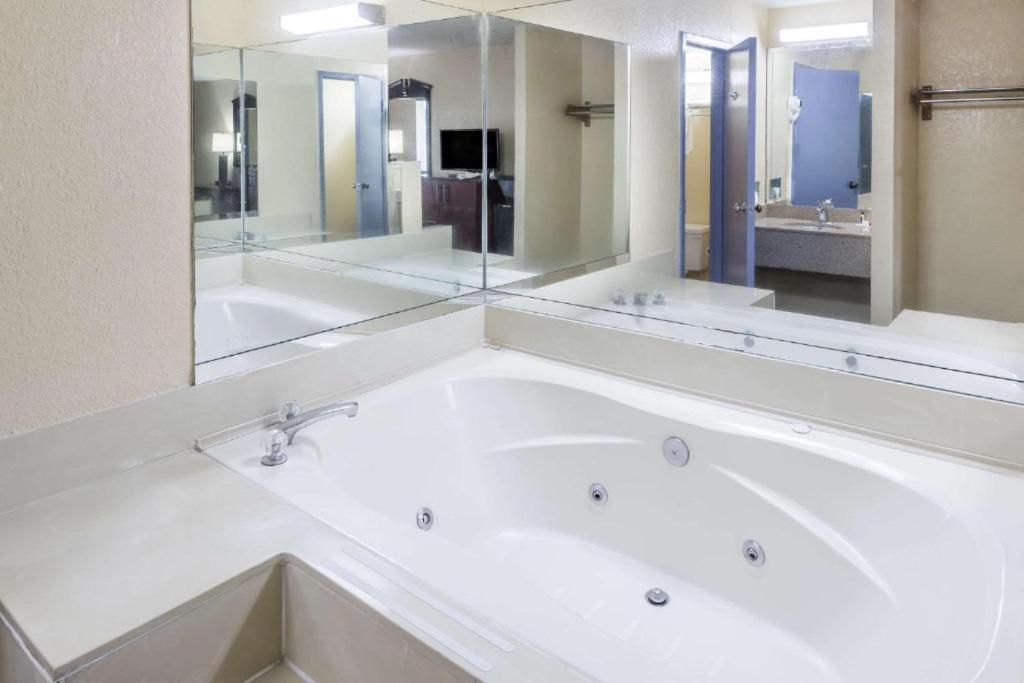 Days Inn by Wyndham Walterboro photo 20