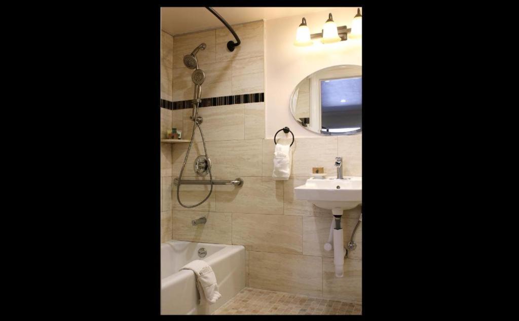 Lombard Plaza Motel photo 33