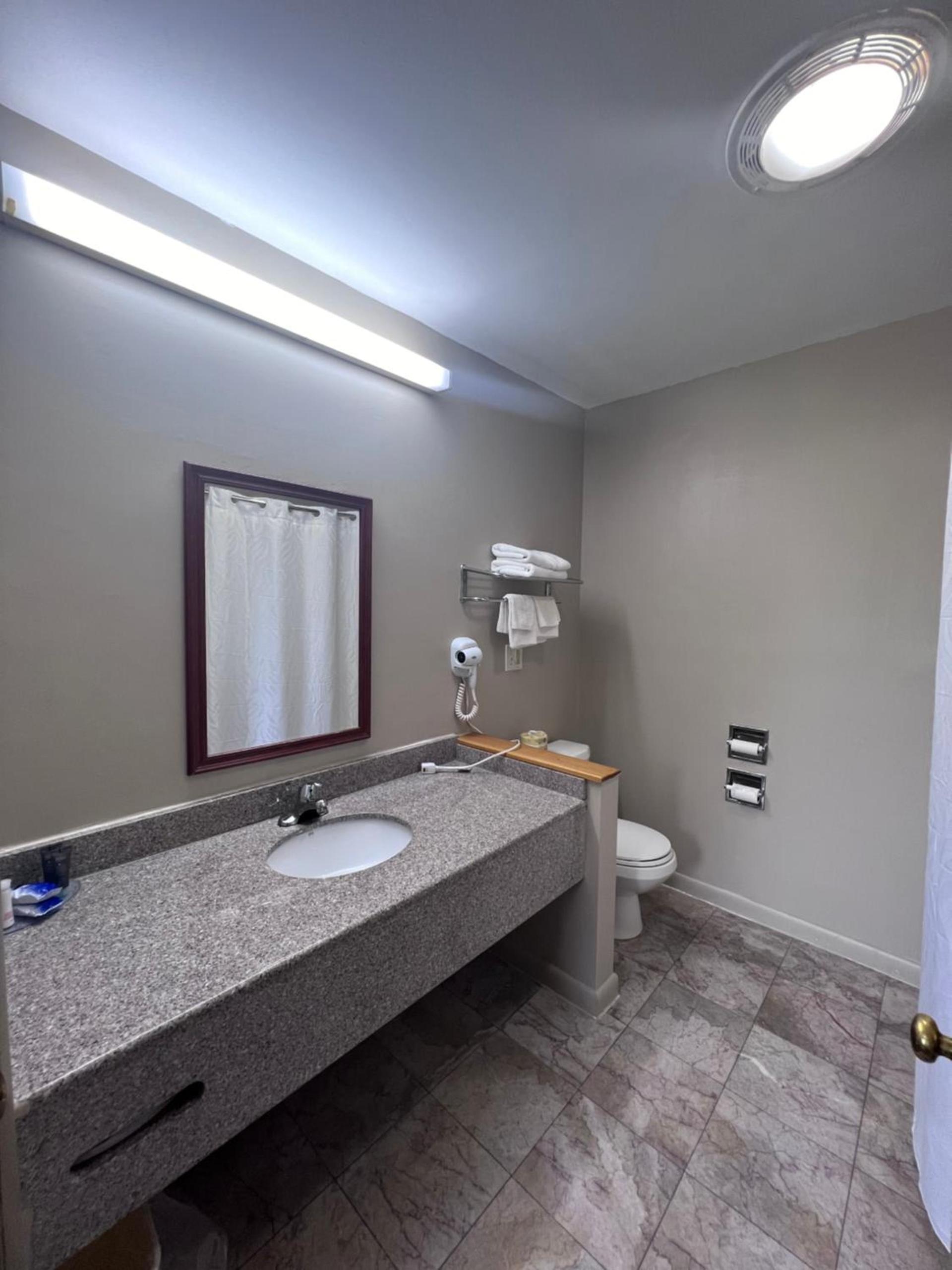 Rodeway Inn & Suites Hershey Chocolate Avenue photo 47