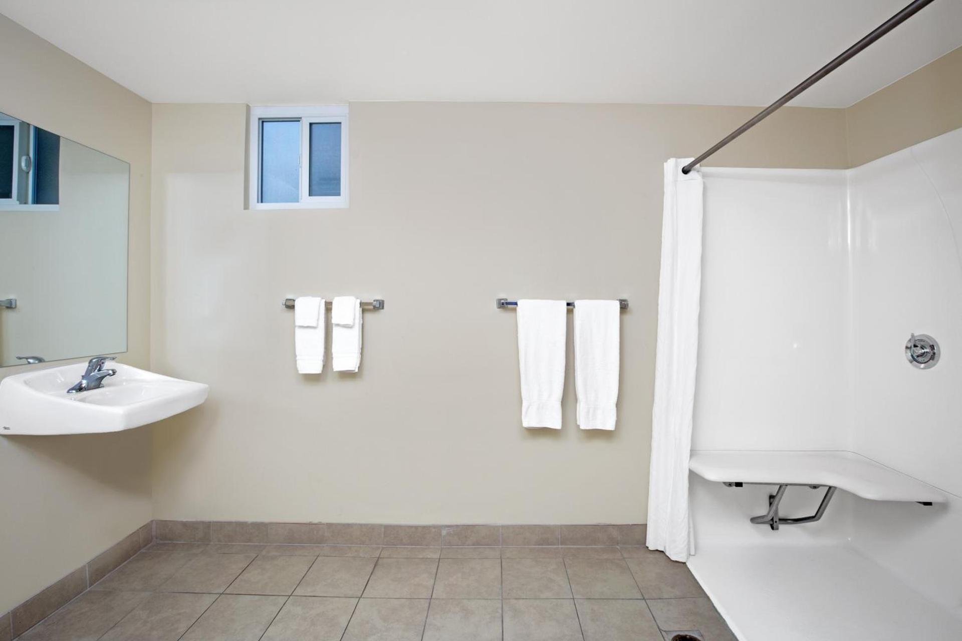 Super 8 by Wyndham Los Angeles-Culver City Area photo 24