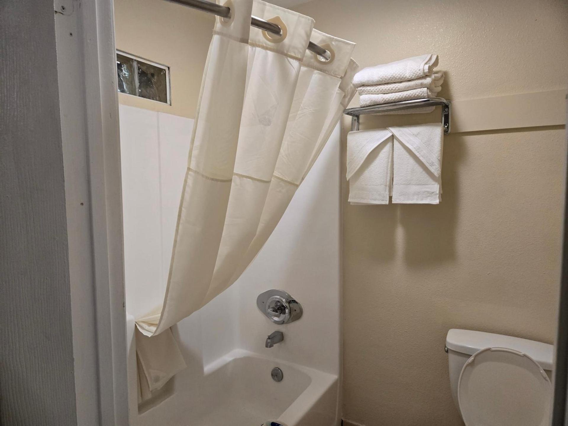Rodeway Inn & Suites Blythe I-10 photo 41