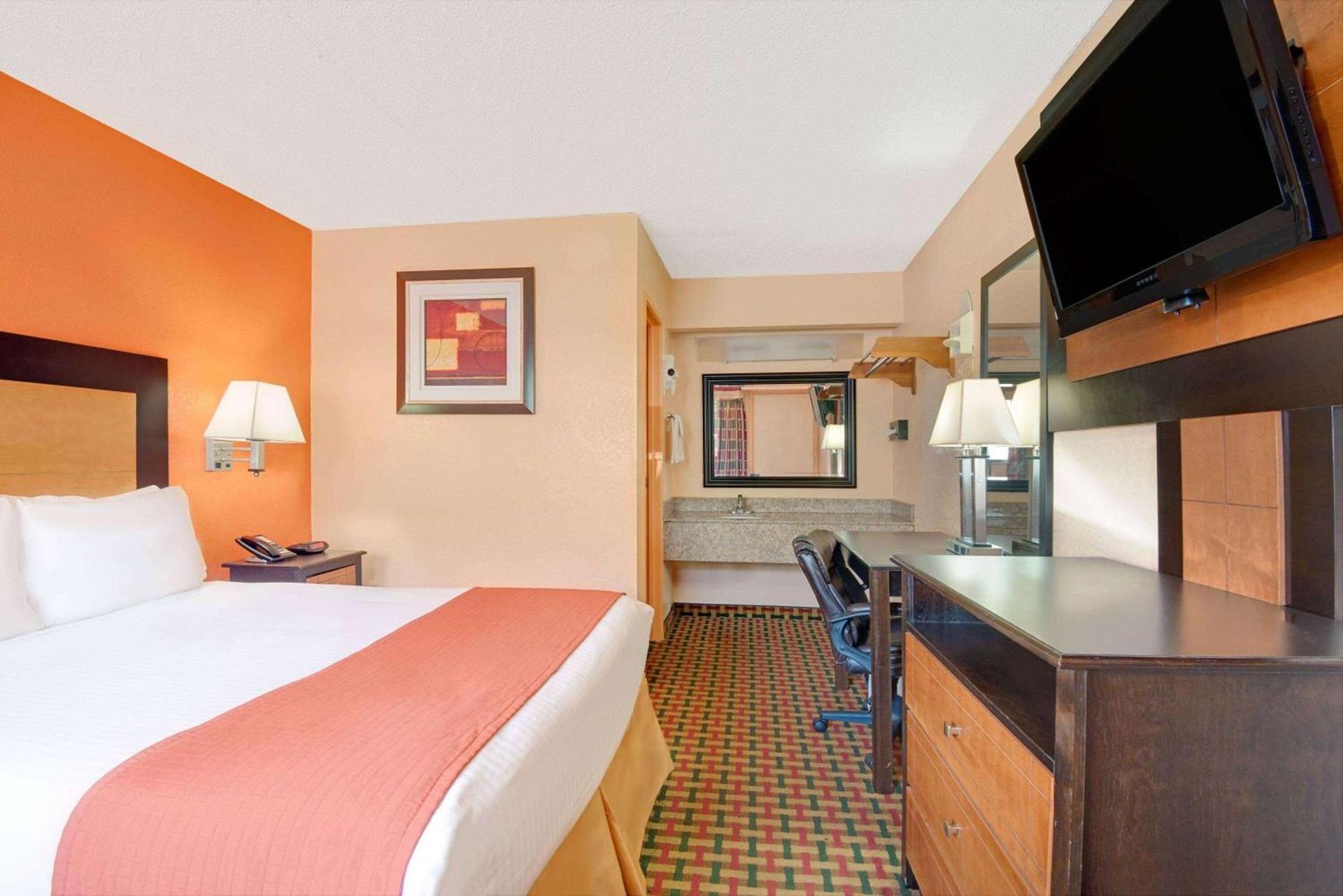 Days Inn by Wyndham Independence photo 10