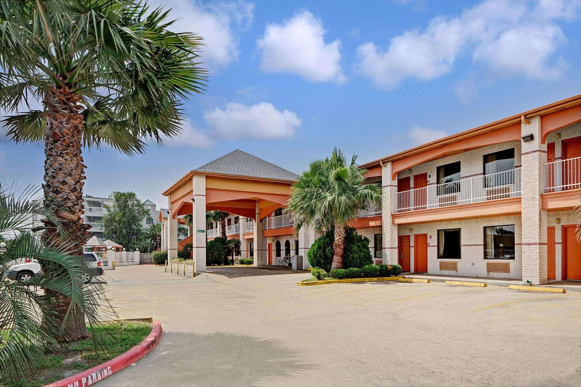Super 8 by Wyndham Galveston photo 1