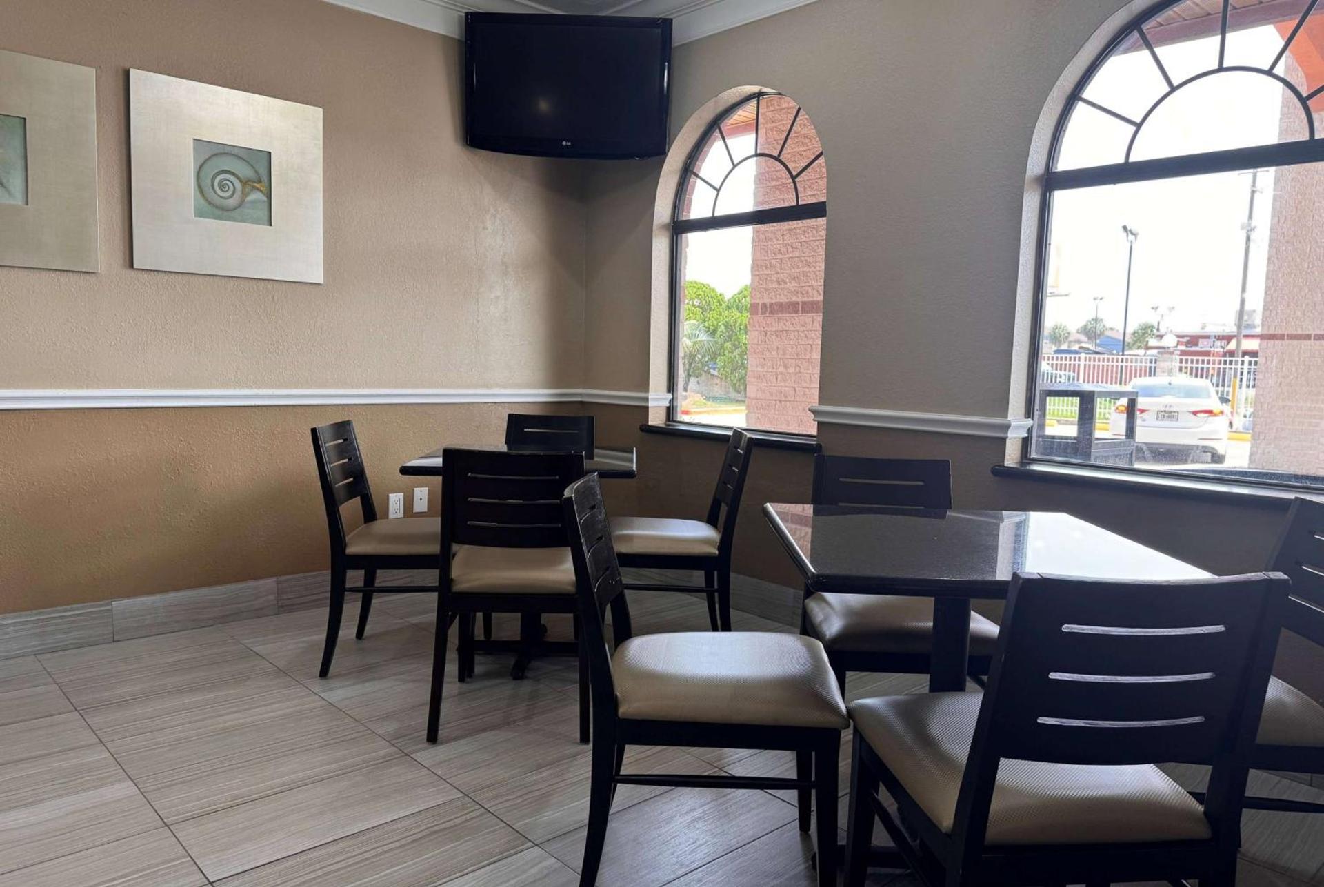 Super 8 by Wyndham Galveston photo 20