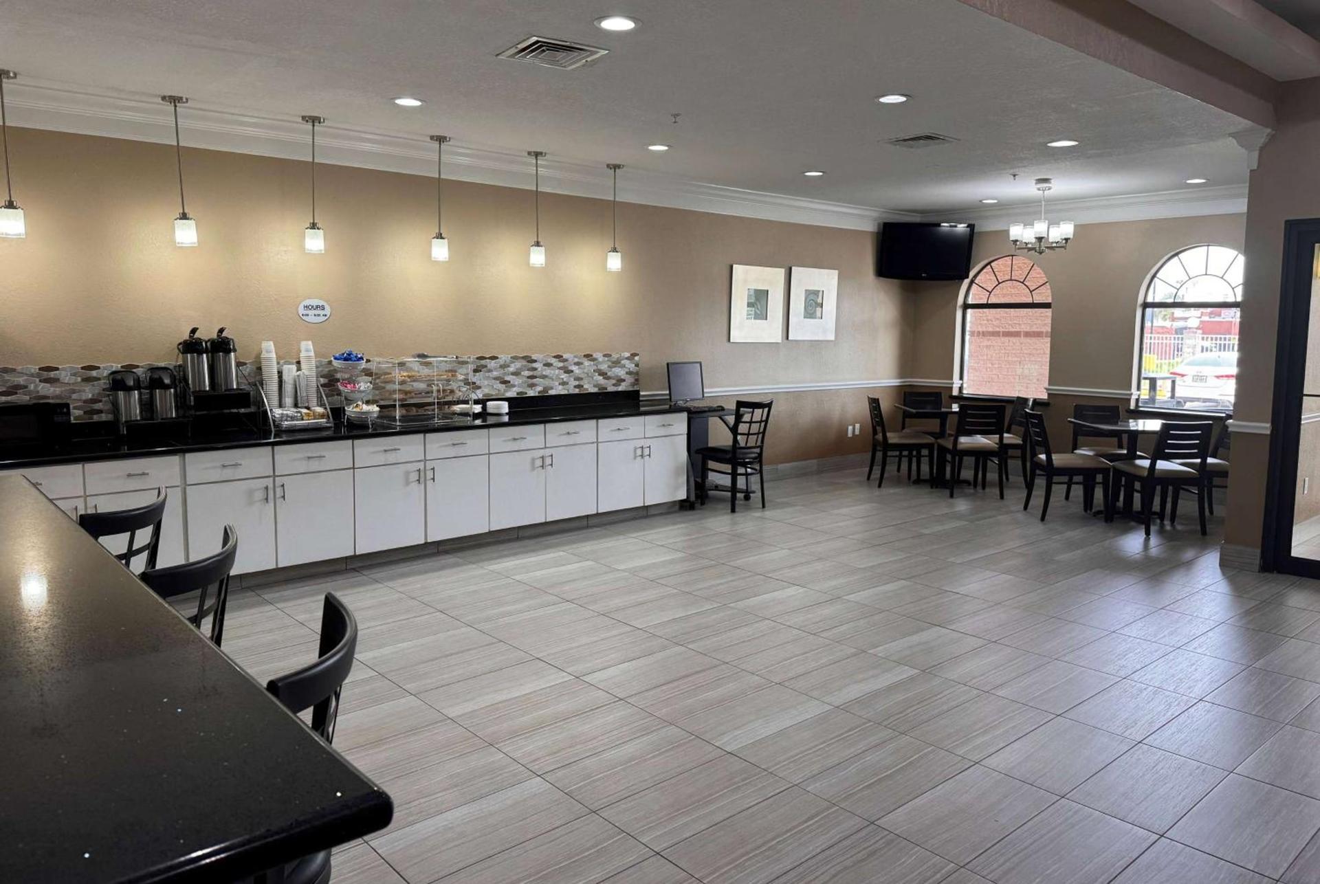 Super 8 by Wyndham Galveston photo 19