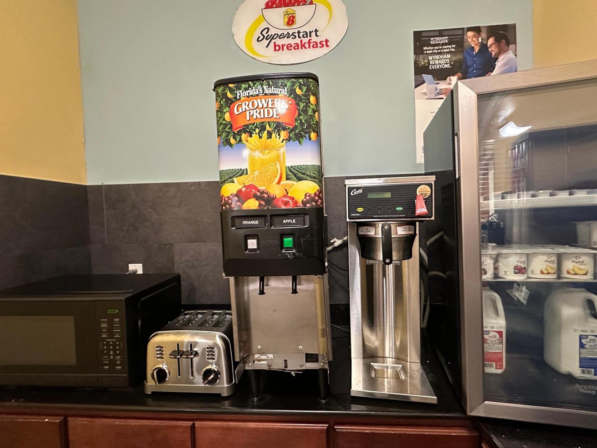 Super 8 by Wyndham Richfield Cleveland photo 26
