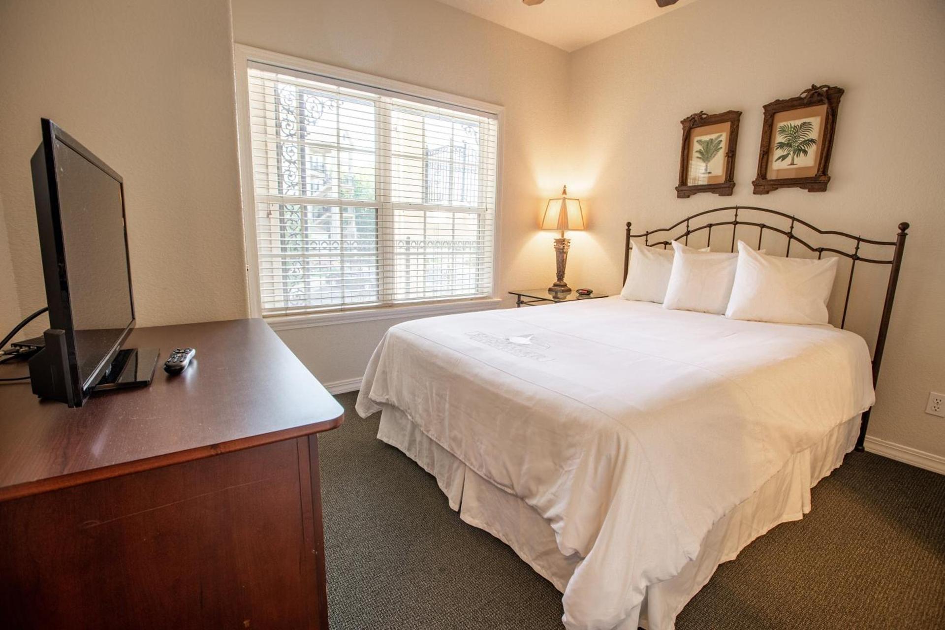French Quarter Resort by CoolVacay photo 35