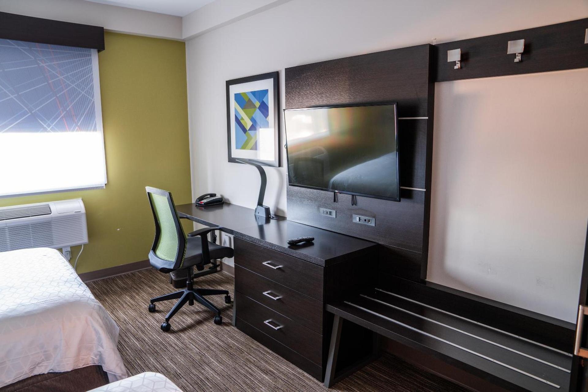 Holiday Inn Express Maspeth by IHG photo 3