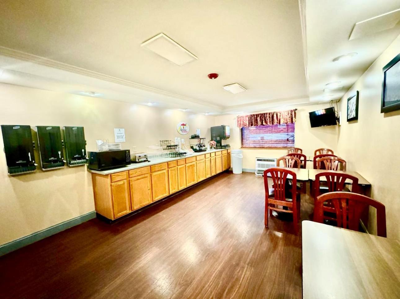 Super 8 by Wyndham Frederick photo 40