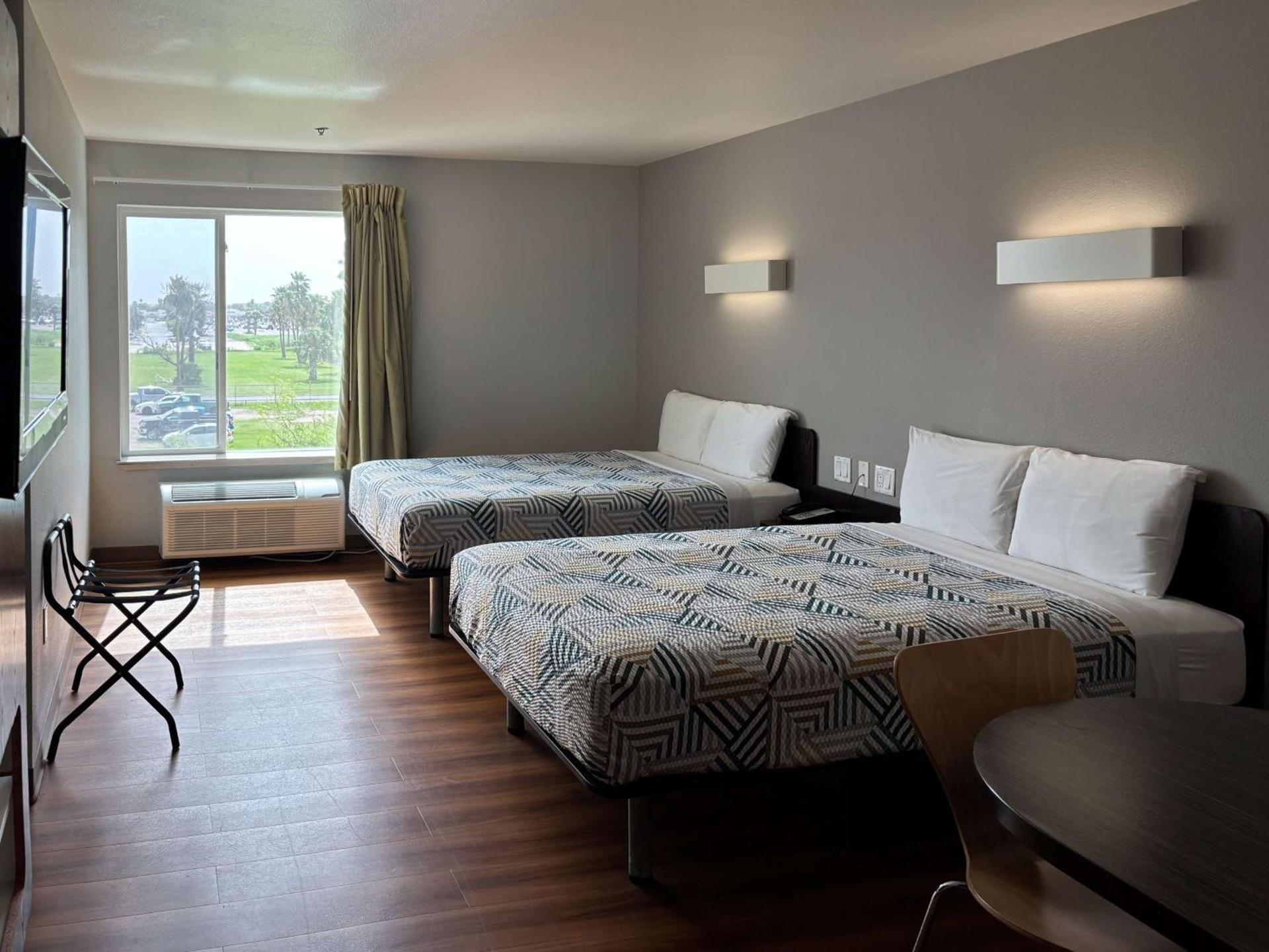 Motel 6-Weslaco, TX photo 4