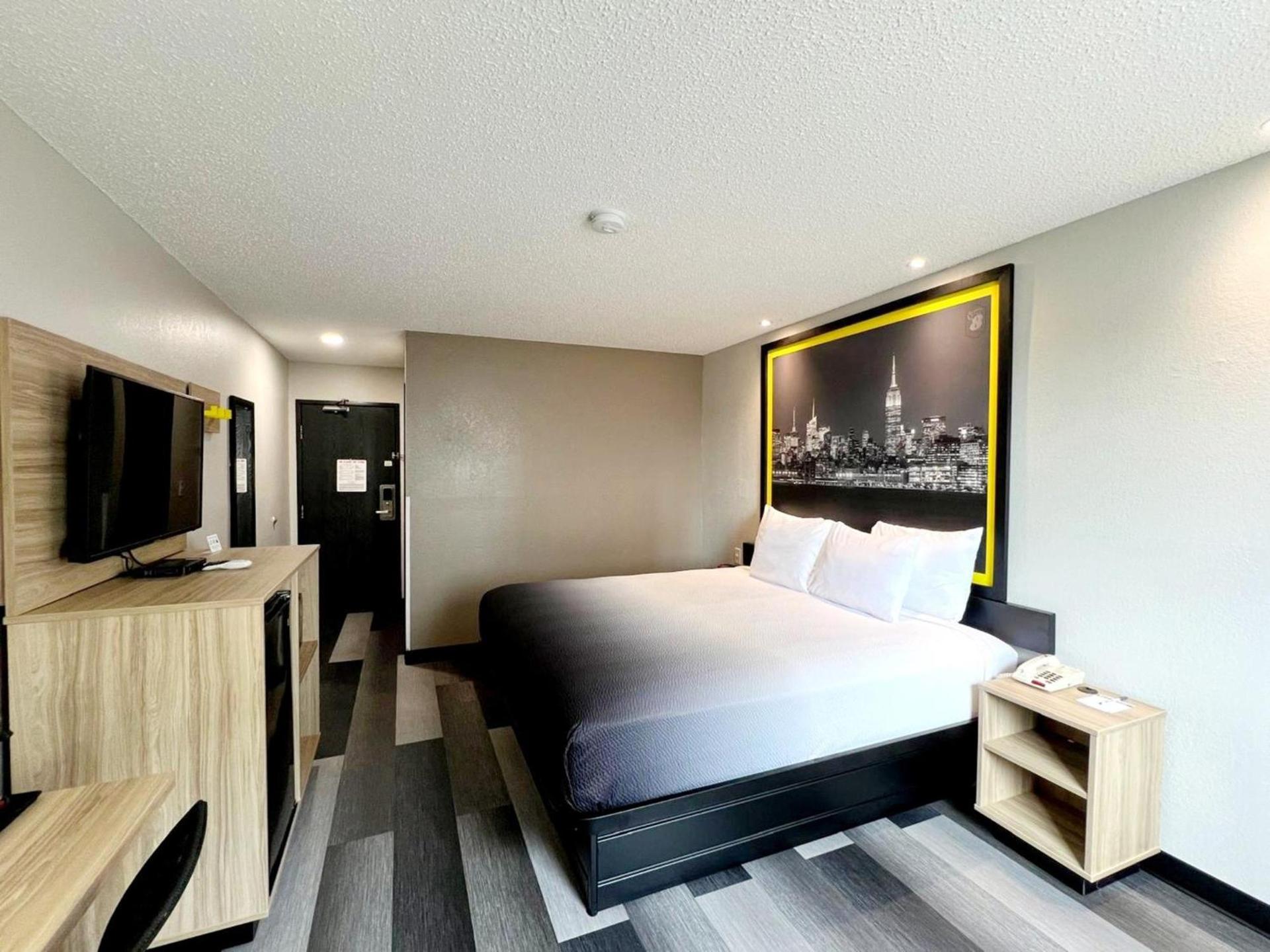 Super 8 by Wyndham Cedar Rapids photo 14