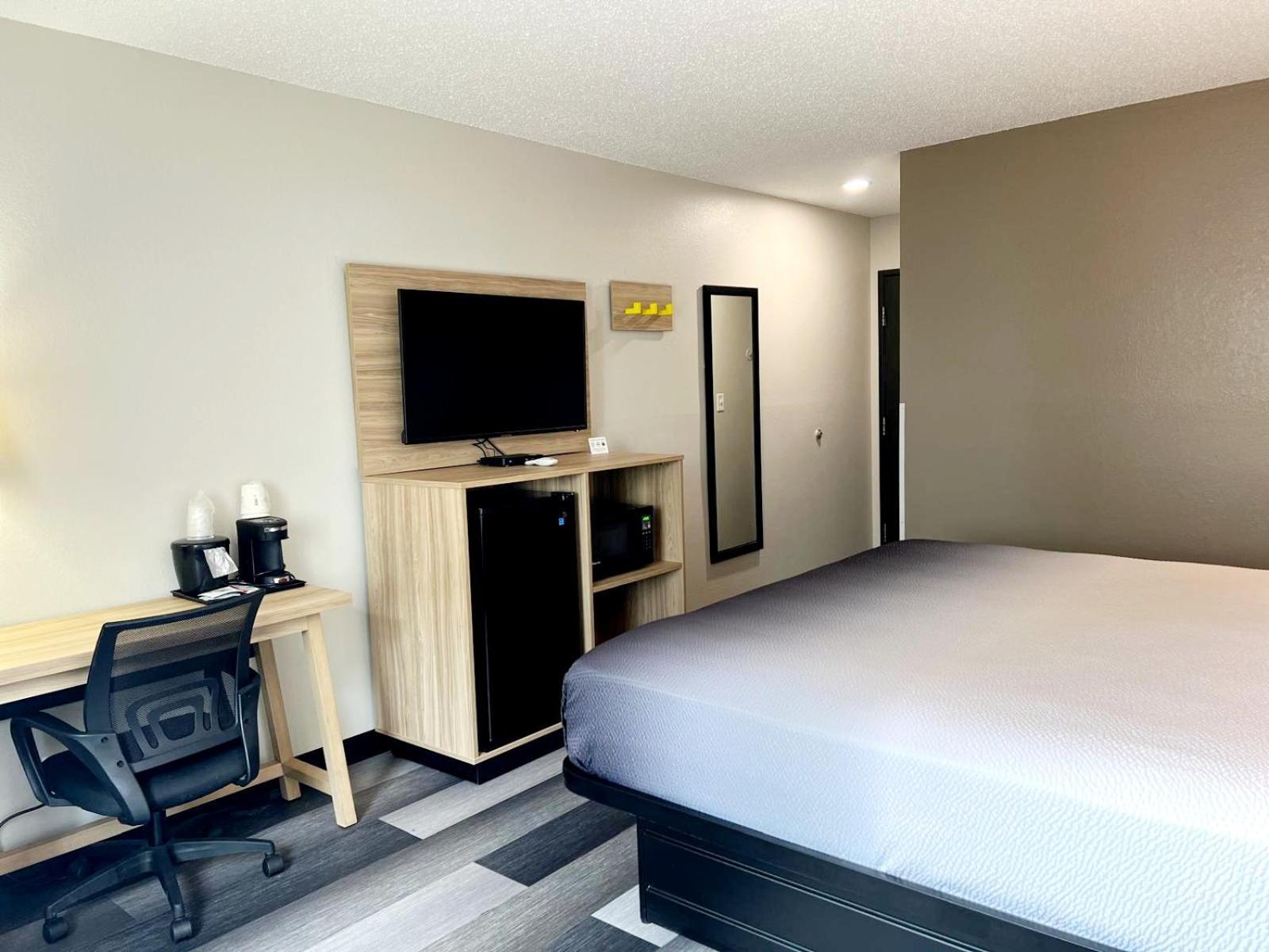 Super 8 by Wyndham Cedar Rapids photo 15